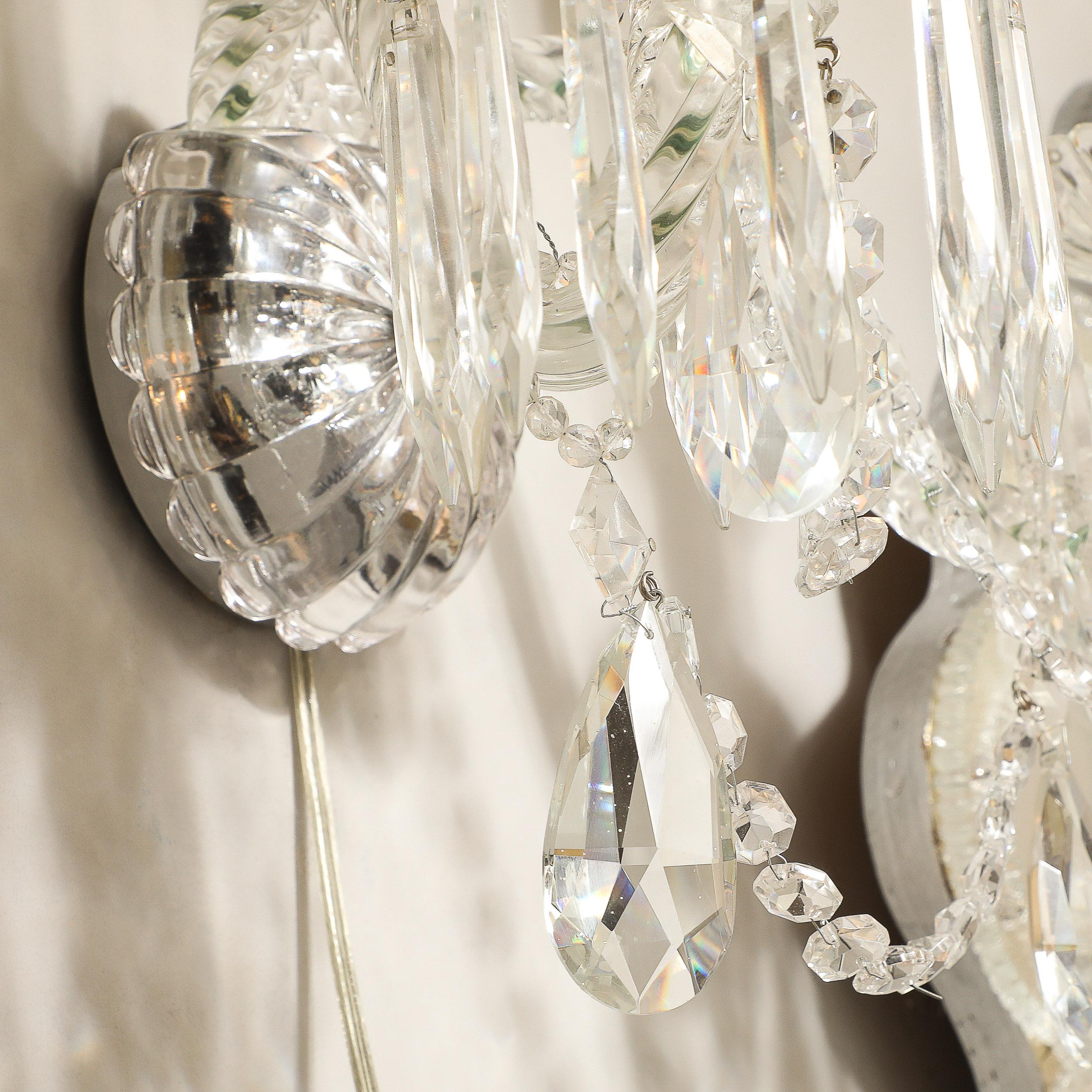 Paire d'appliques néoclassiques à deux bras en cristal avec abat-jour blanc de Baccarat en vente 1