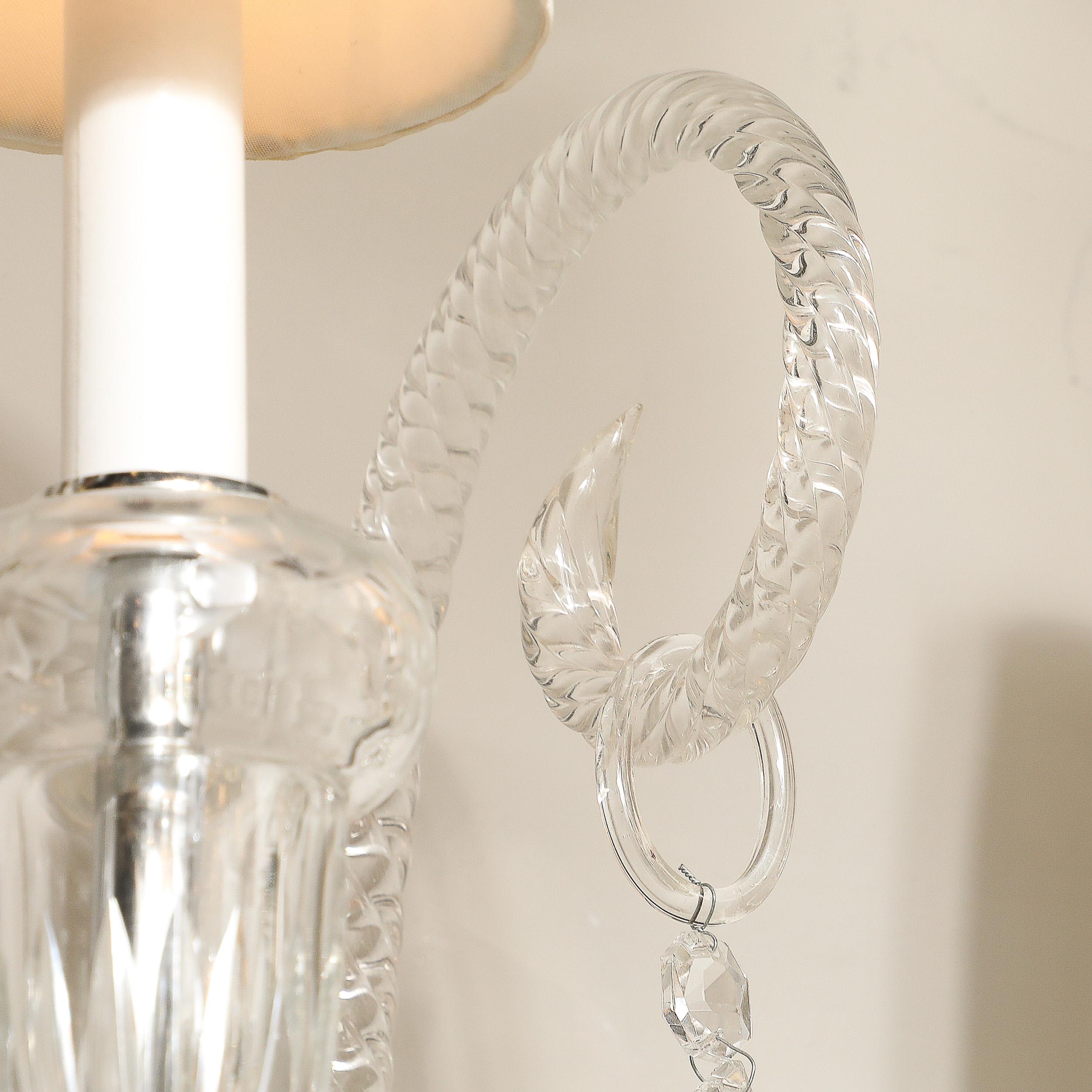 Paire d'appliques néoclassiques à deux bras en cristal avec abat-jour blanc de Baccarat en vente 2