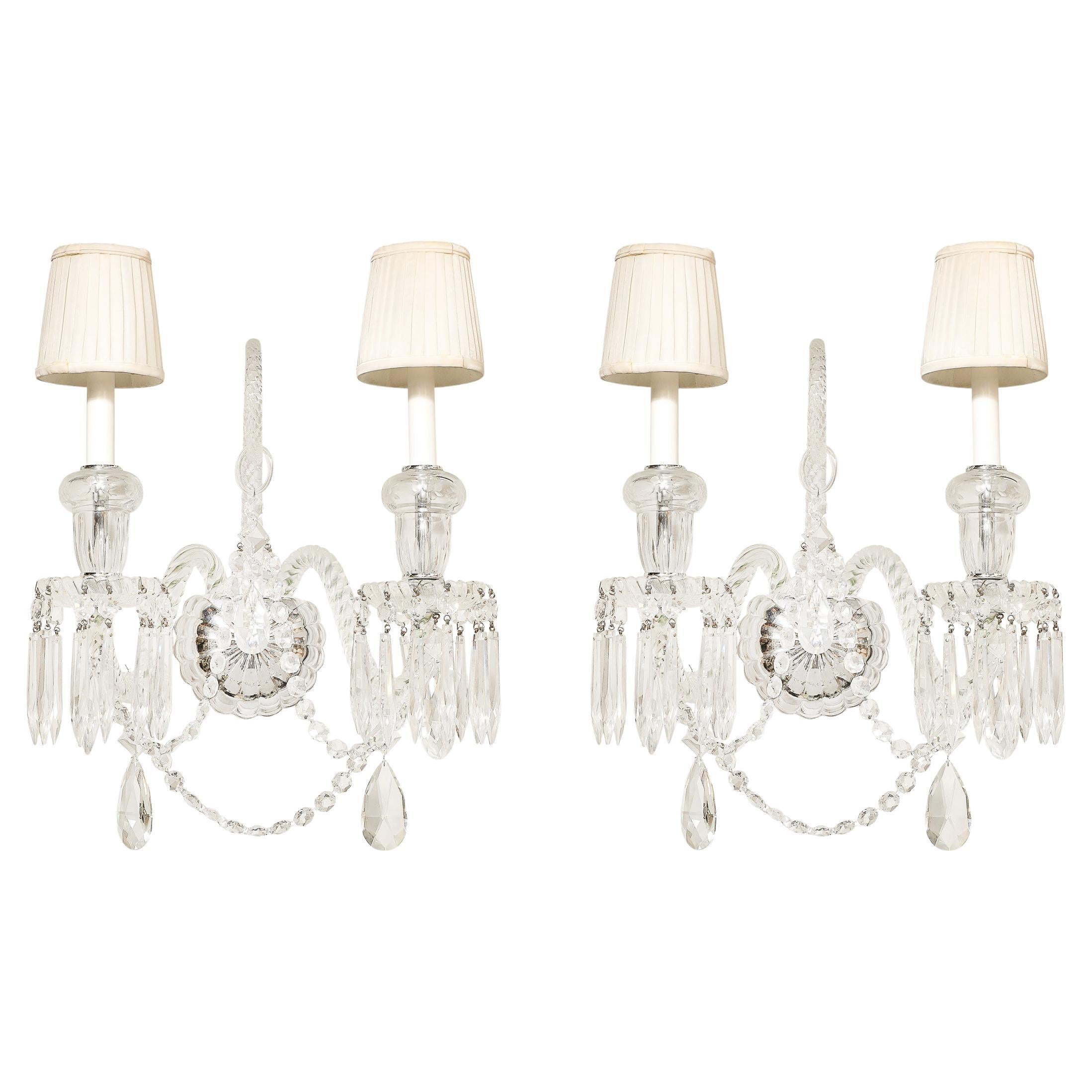 Paire d'appliques néoclassiques à deux bras en cristal avec abat-jour blanc de Baccarat en vente
