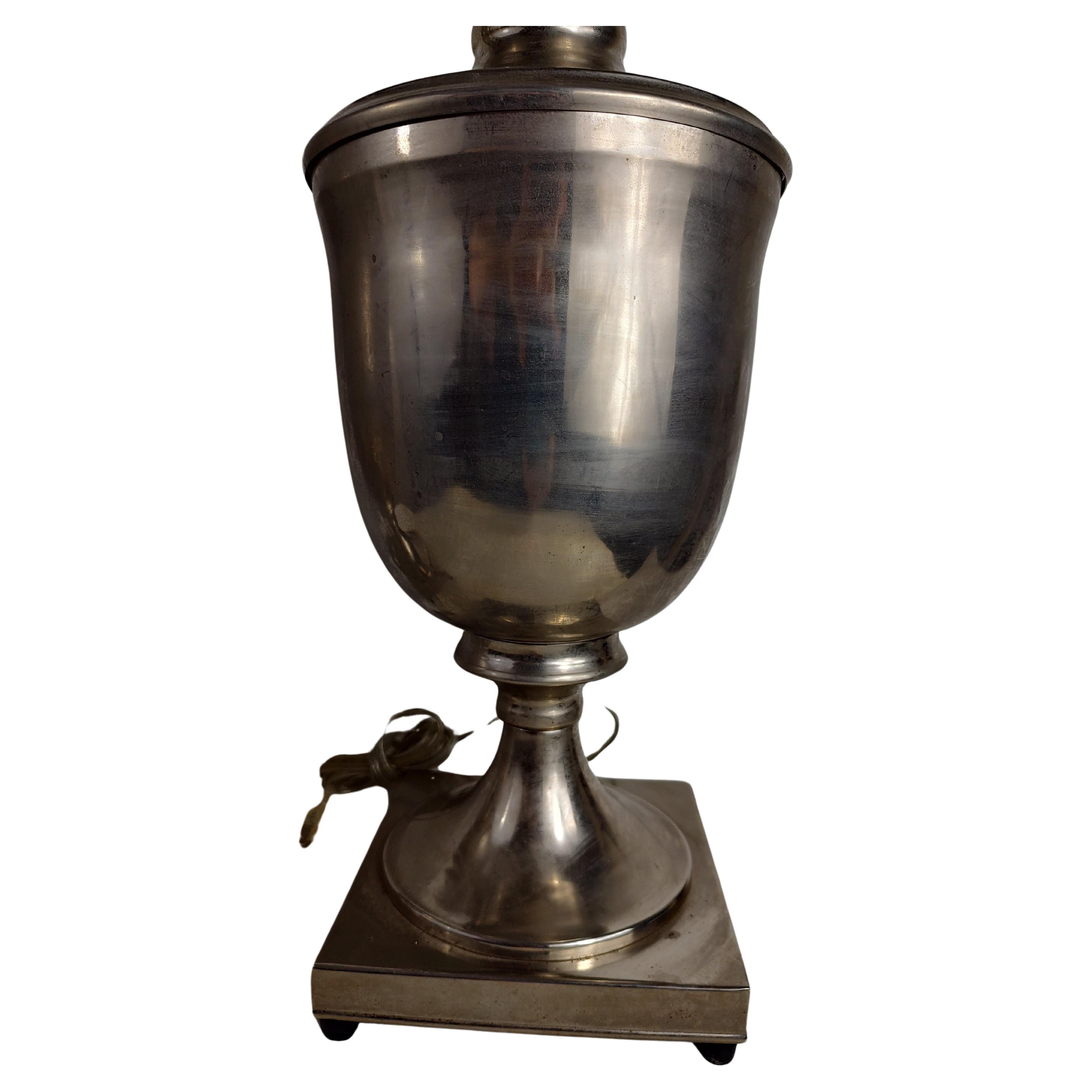 Schlichtes und elegantes Paar Tischlampen in Form von Urnen aus Edelstahl. Regal in Erscheinung, große Größe, nicht sperrig. In ausgezeichnetem Vintage-Zustand mit minimalen Gebrauchsspuren. Die Verkabelung ist in Ordnung. Die Höhe bis zur Oberseite