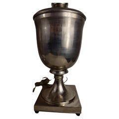 Coppia di lampade da tavolo neoclassiche a forma di urna in acciaio inox