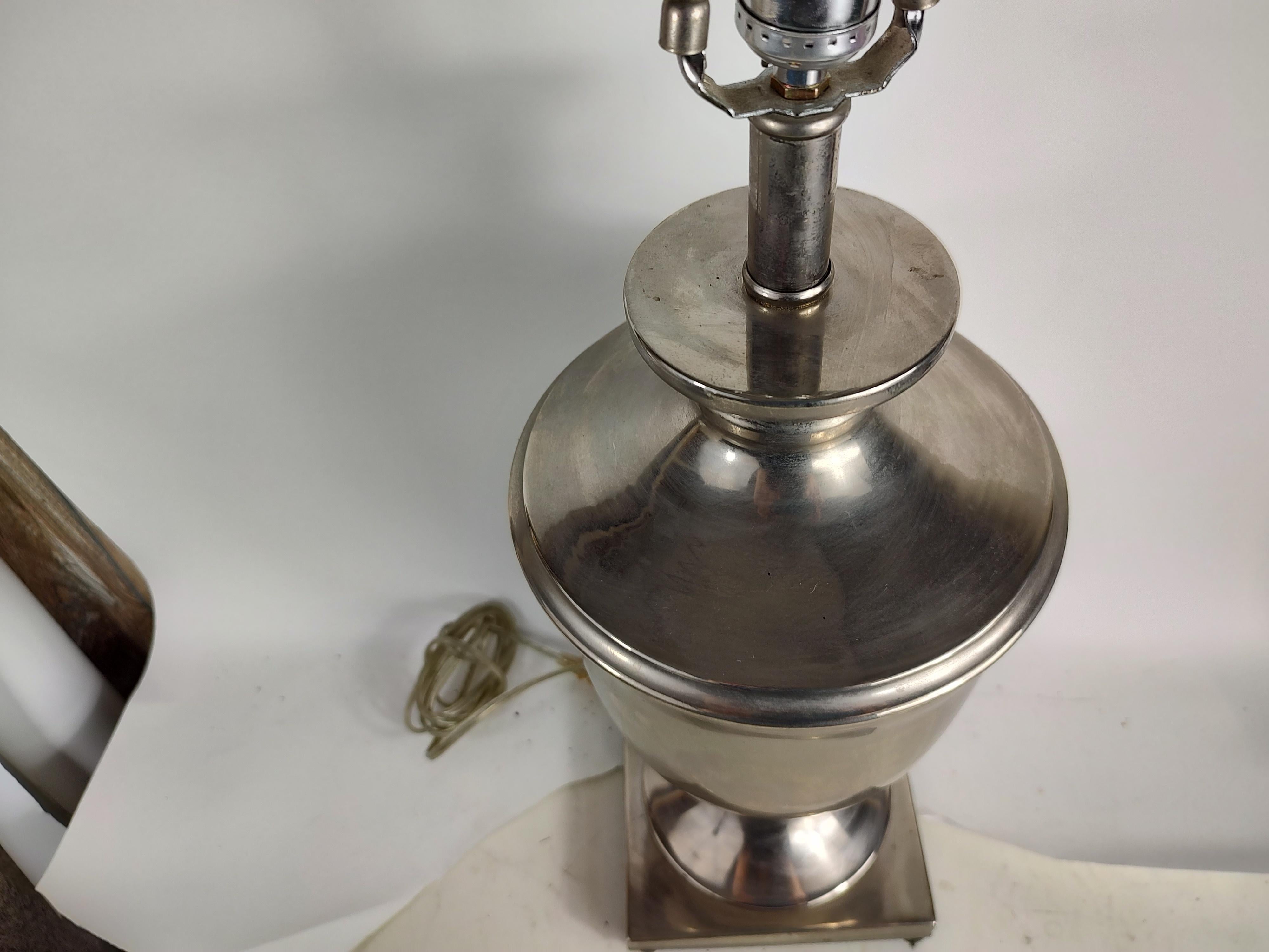 Moulé Paire de lampes de bureau néoclassiques en forme d'urne en acier inoxydable en vente