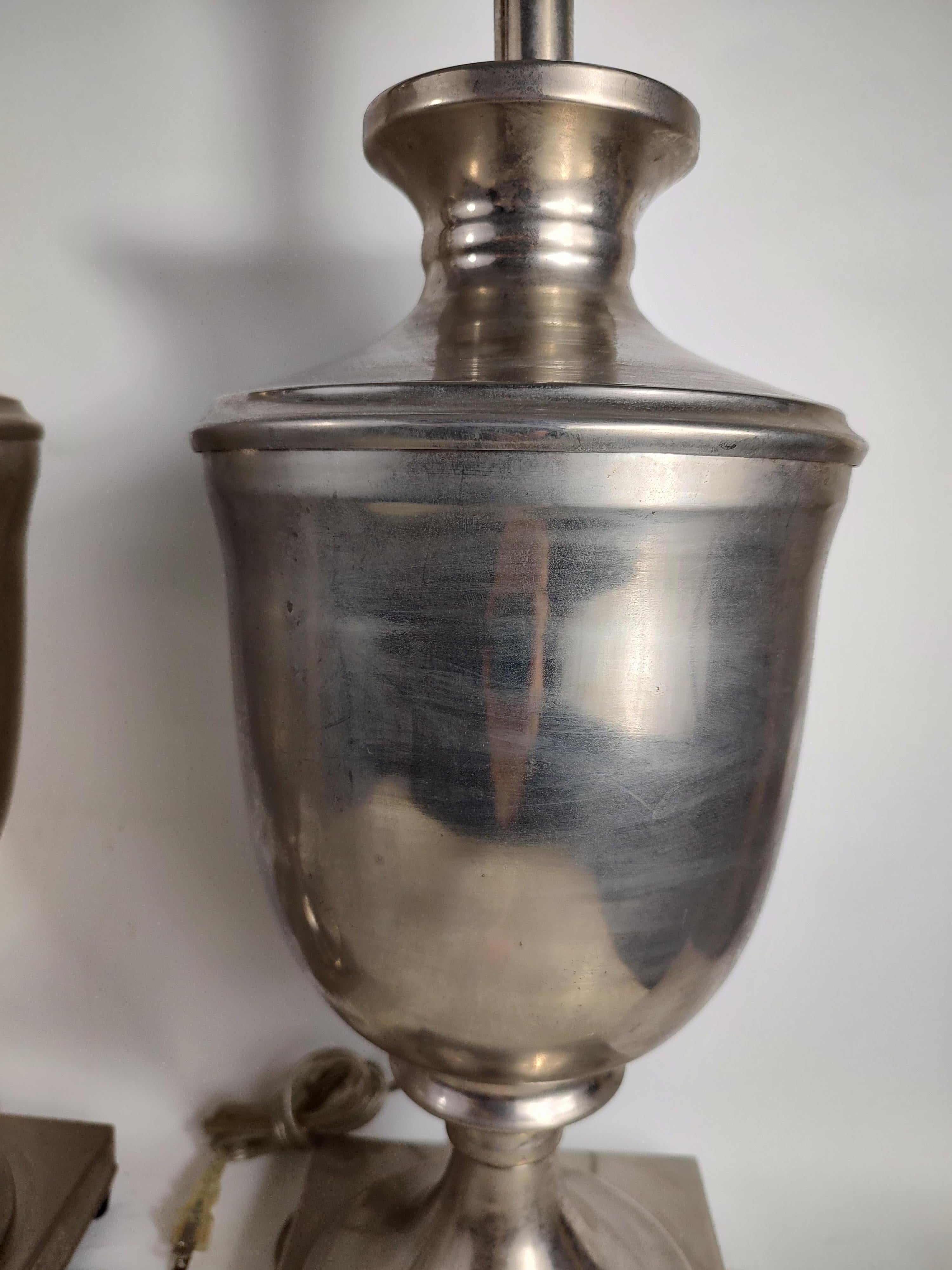Paar neoklassische Edelstahl-Tischlampen in Urnenform (Ende des 20. Jahrhunderts) im Angebot