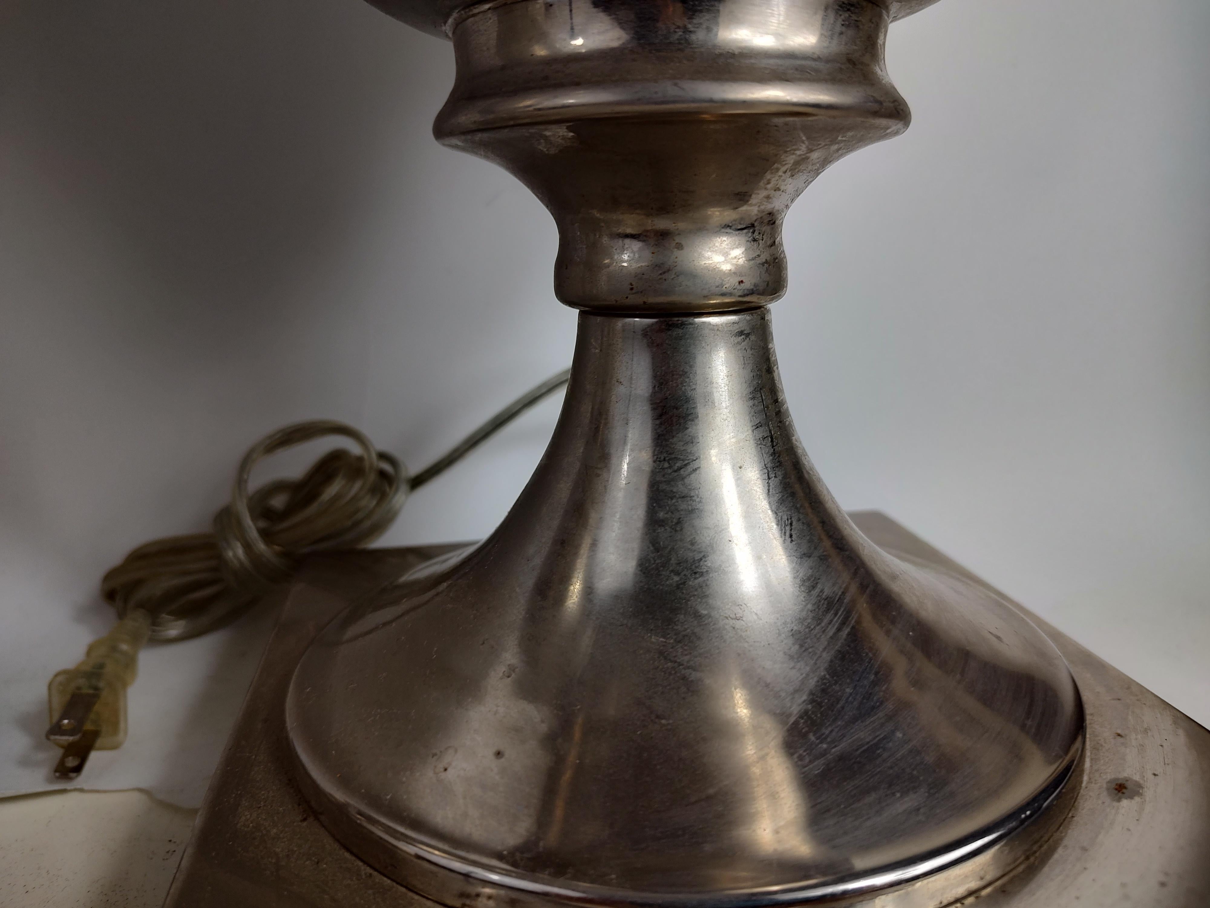Acier inoxydable Paire de lampes de bureau néoclassiques en forme d'urne en acier inoxydable en vente