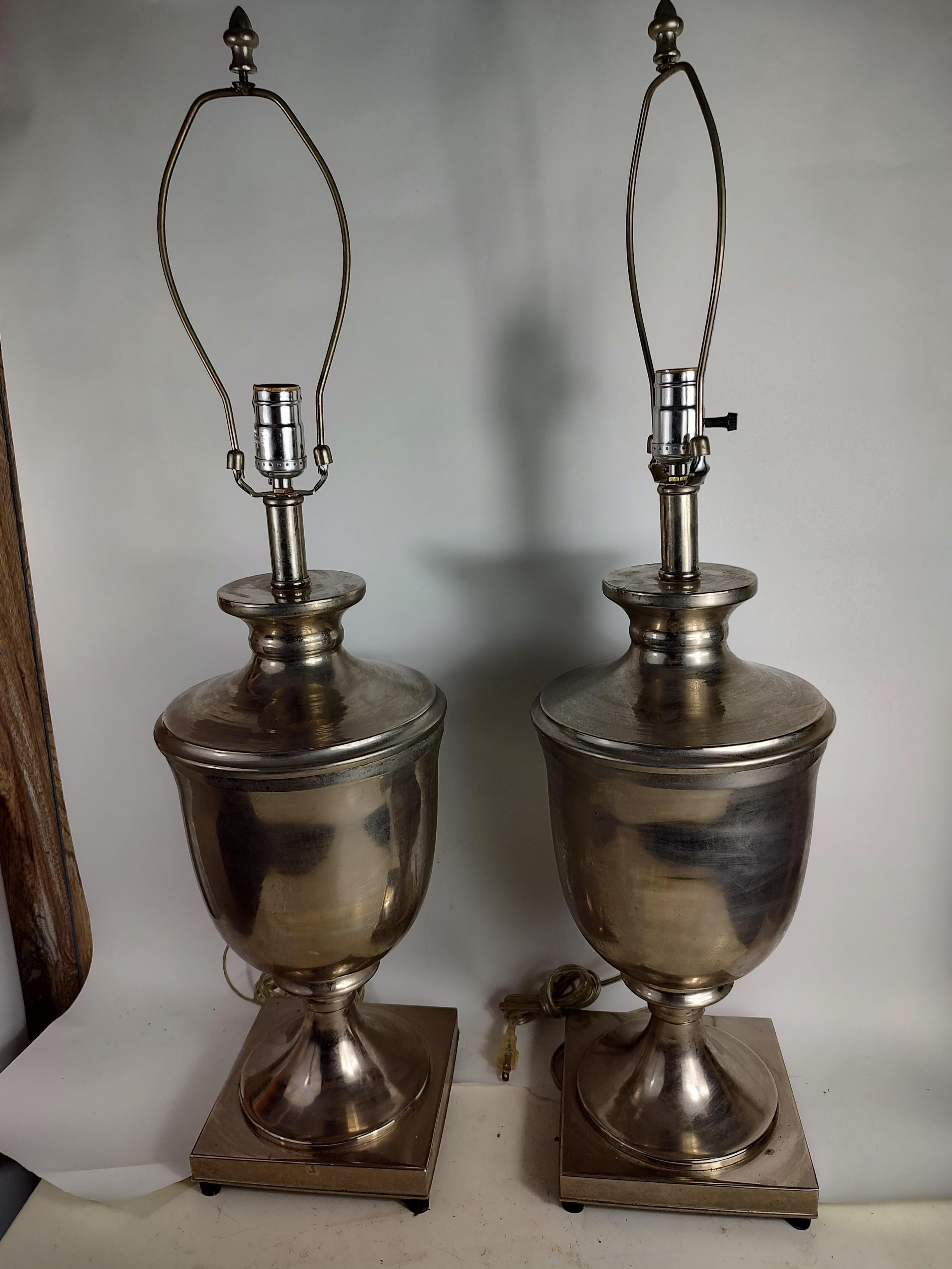 Paar neoklassische Edelstahl-Tischlampen in Urnenform im Angebot 3