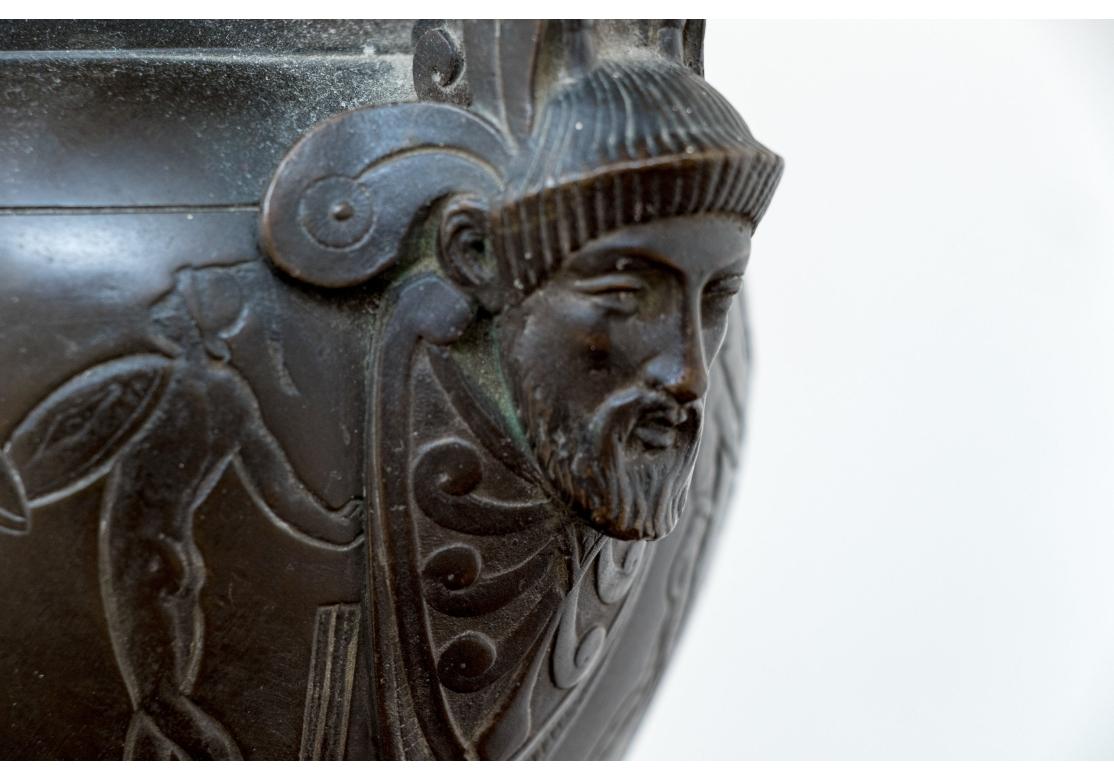 Paire de lampes de table néoclassiques en forme d'urne pour restauration en vente 4