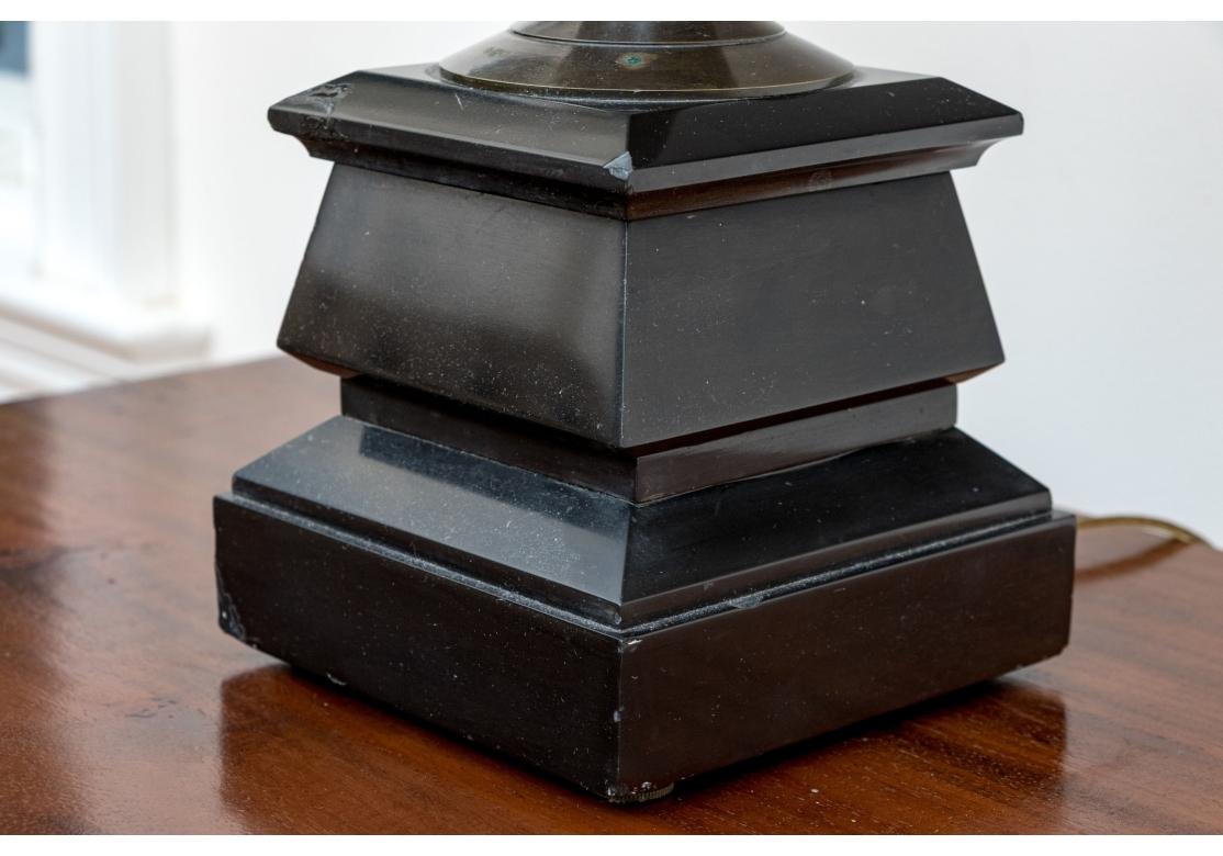 Paire de lampes de table néoclassiques en forme d'urne pour restauration en vente 8