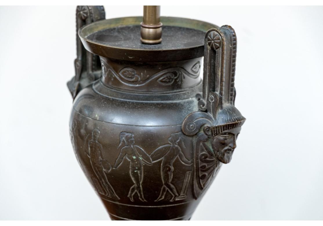 Paire de lampes de table néoclassiques en forme d'urne pour restauration Abîmé - En vente à Bridgeport, CT