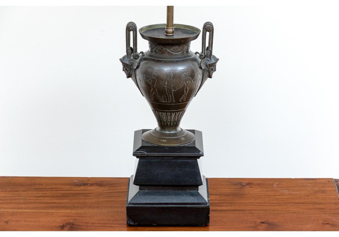 20ième siècle Paire de lampes de table néoclassiques en forme d'urne pour restauration en vente