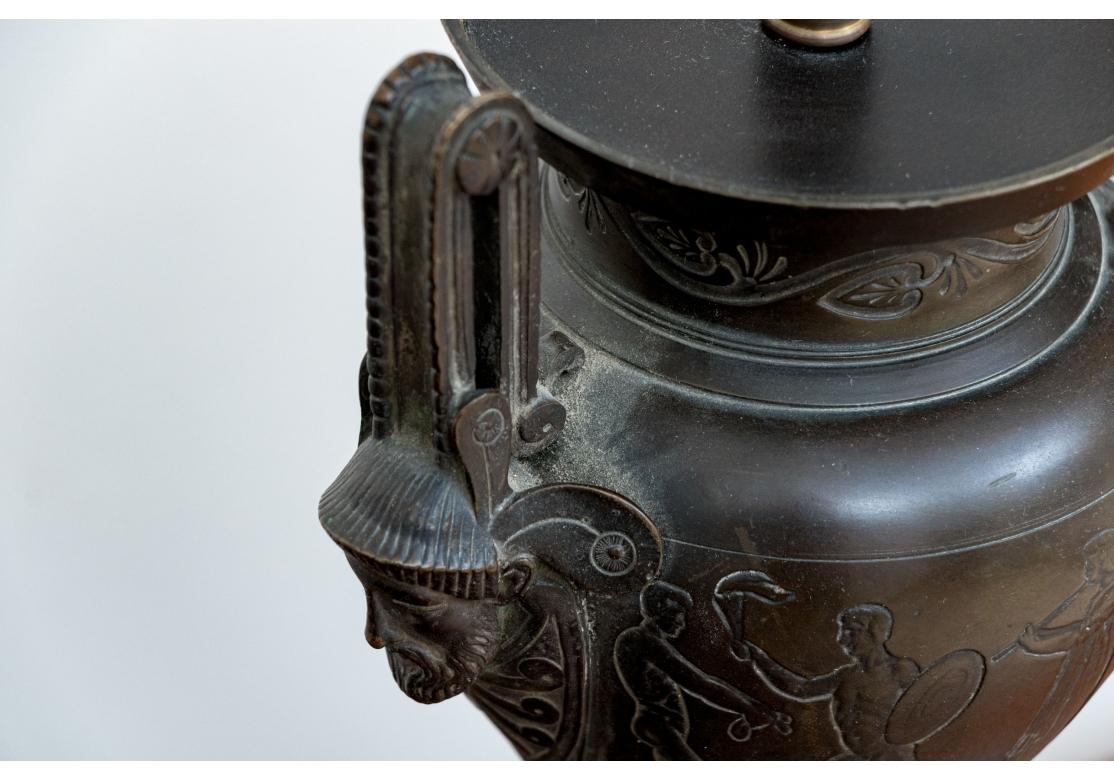 Paire de lampes de table néoclassiques en forme d'urne pour restauration en vente 1