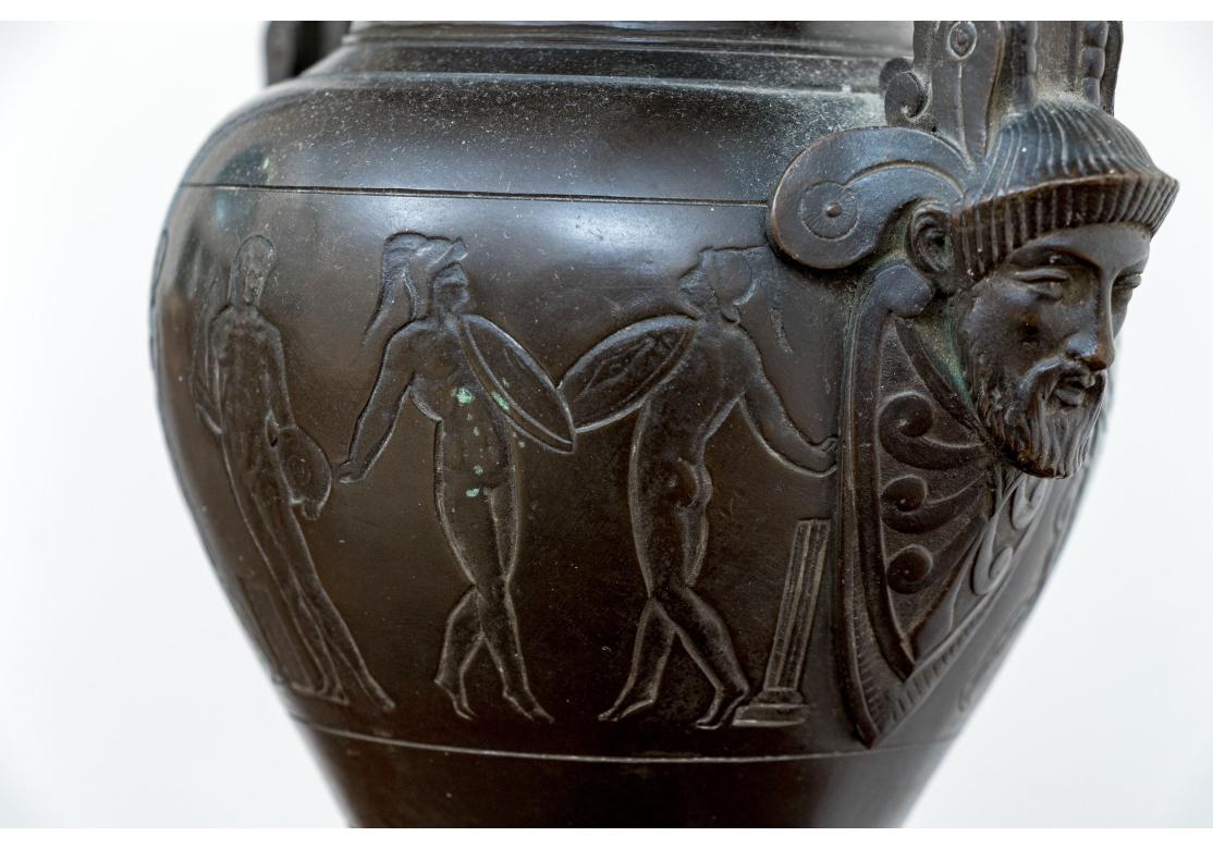 Paire de lampes de table néoclassiques en forme d'urne pour restauration en vente 2