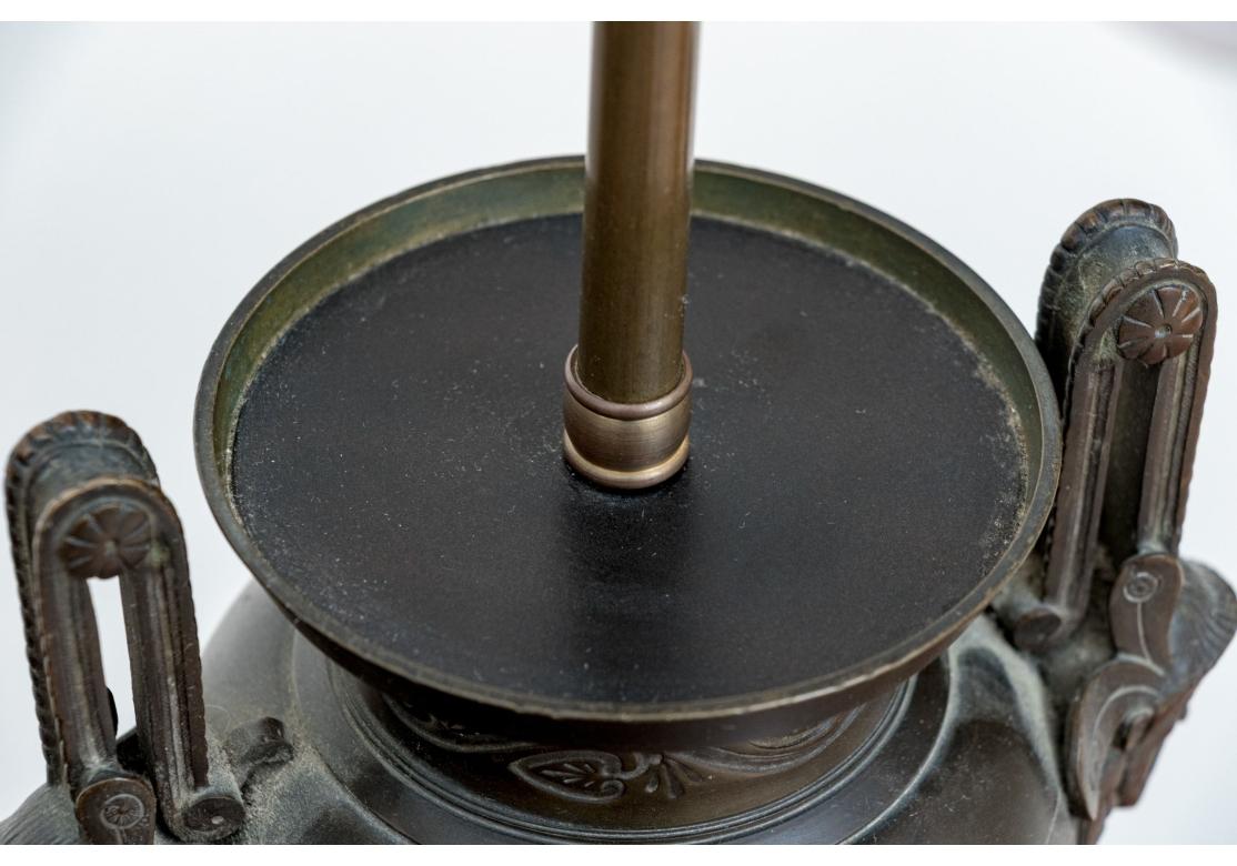 Paire de lampes de table néoclassiques en forme d'urne pour restauration en vente 3