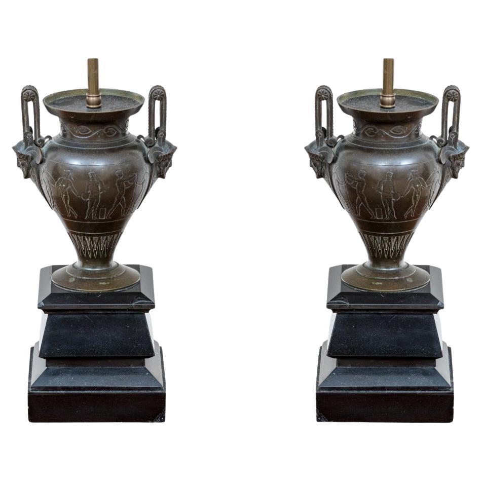 Coppia di lampade da tavolo gemelle a forma di urna neoclassiche da restaurare