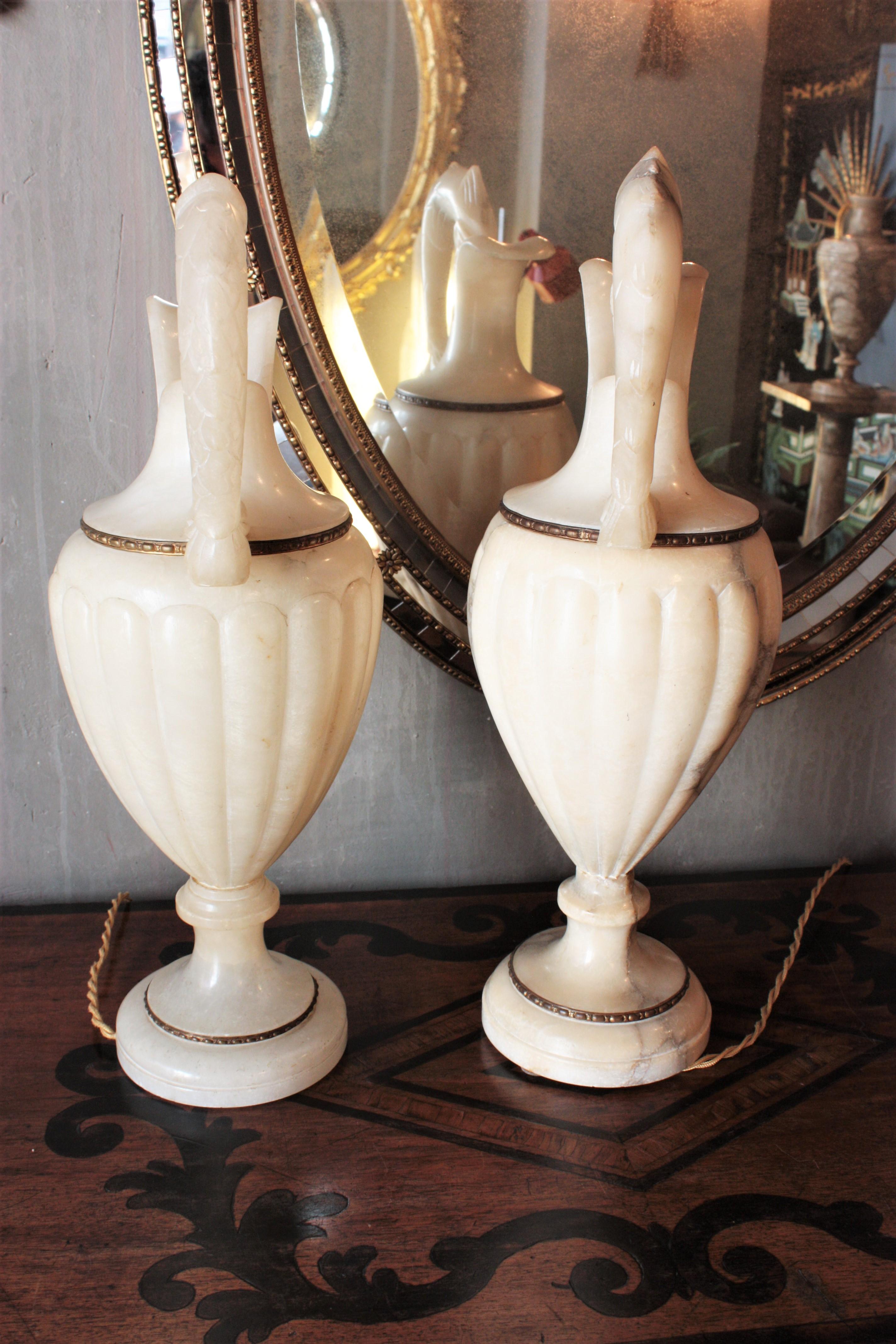 Paire de grandes lampes de table en forme d'urne d'albâtre, Espagne, années 1940 en vente 7