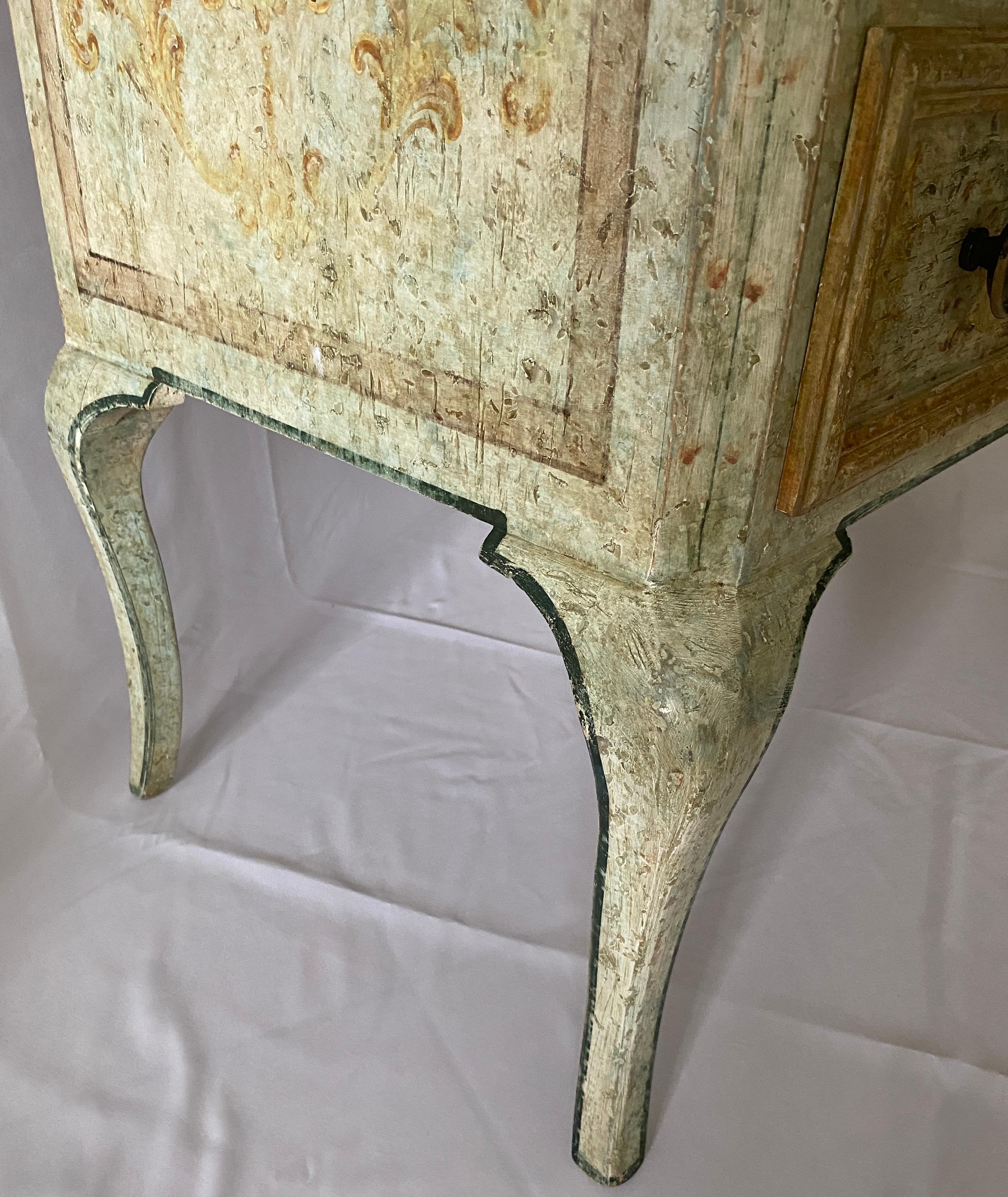 20ième siècle Paire de commodes italiennes de style néoclassique peintes à la main  en vente