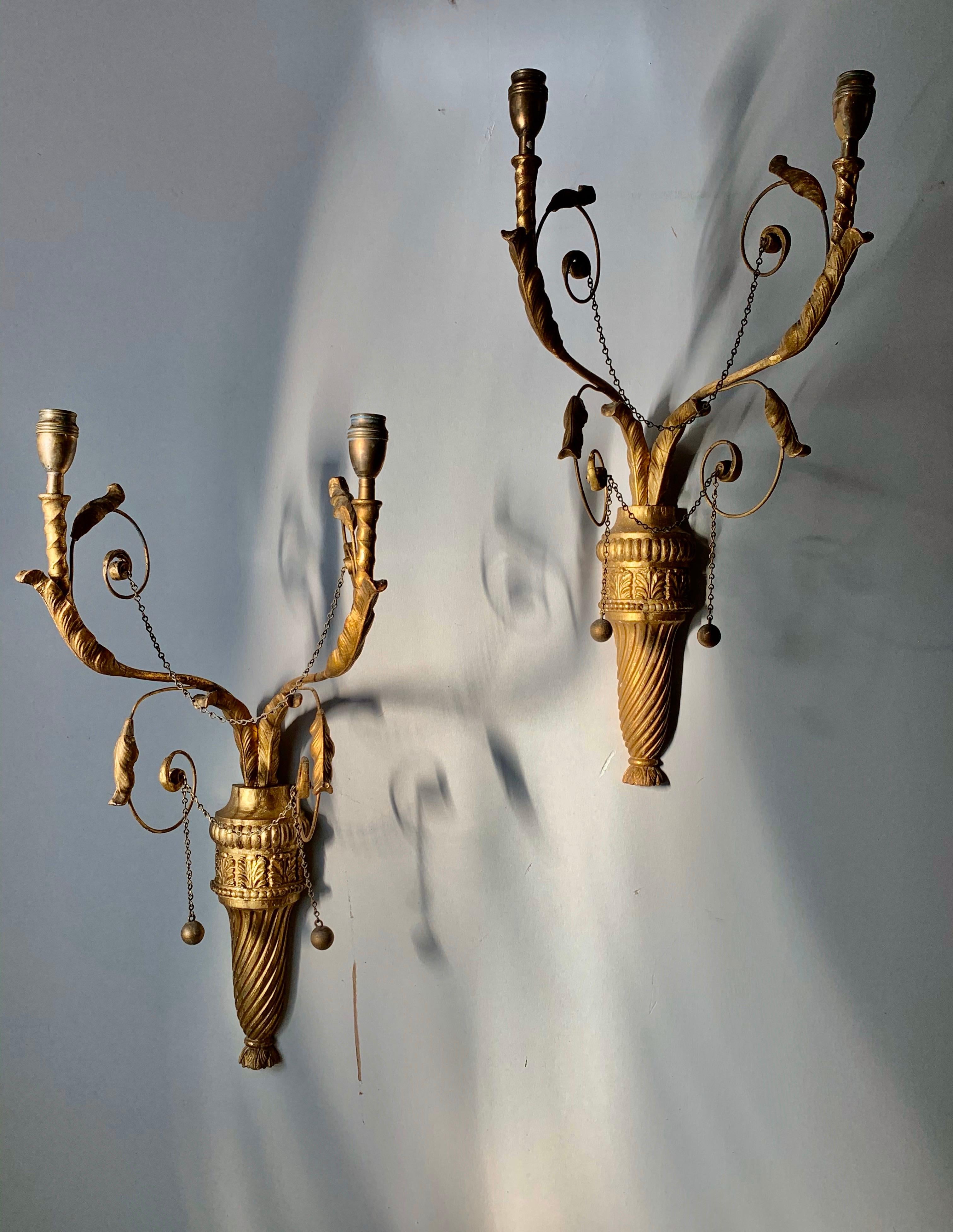 Paire de délicates appliques murales néoclassiques anglaises du XIXe siècle, de style Adams
Deux bras ornés de feuillages s'élèvent à partir des urnes en bois doré, sculptées à la main et pourvues d'anches.