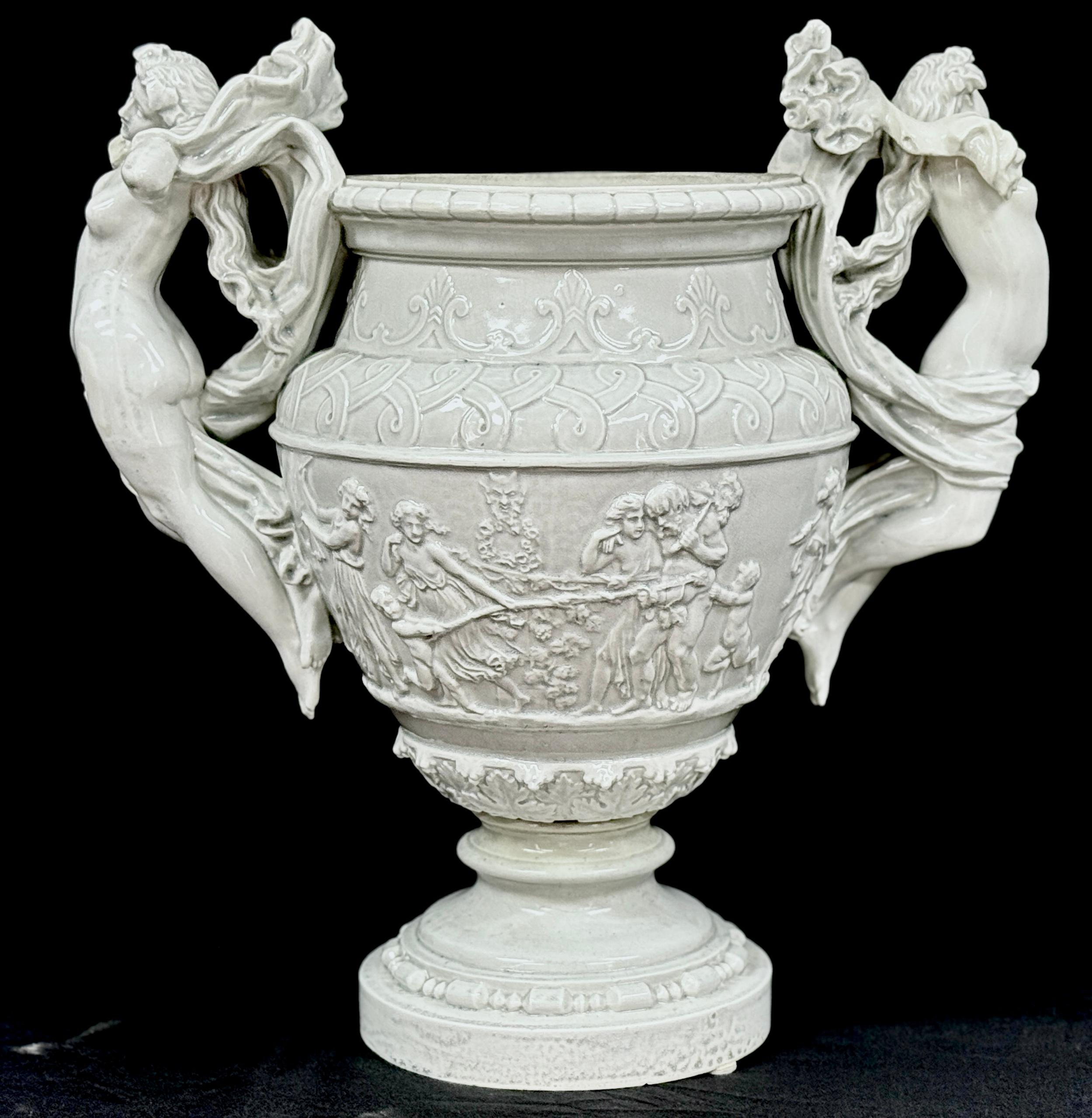 Paar italienische neoklassizistische glasierte weiße Keramikurnen aus dem 20. Wunderschönes Set von Keramikurnen mit griechischen Motiven, die Götter, Göttinnen und mythologische Szenen darstellen. Halbnackte, schwebende, in Stoff gehüllte Göttinnen