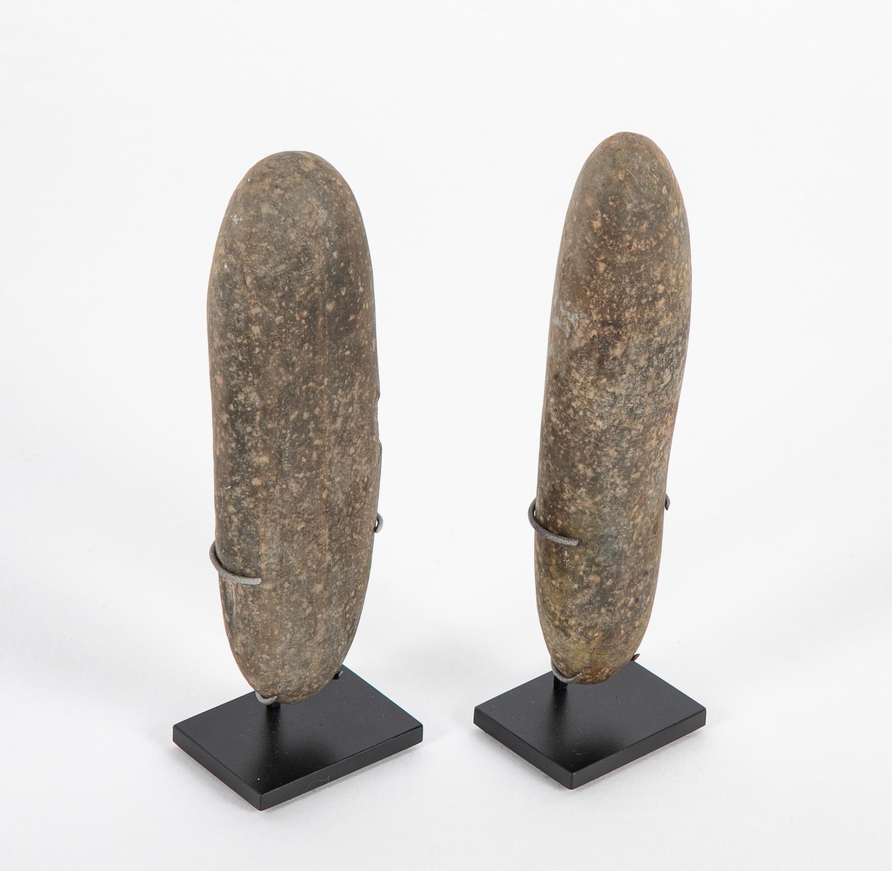 Zwei neolithische Basaltkelten auf schwarzen Stahlsockeln. In der Archäologie ist ein Kelt ein langes, dünnes, prähistorisches Werkzeug aus Stein oder Bronze, das als Schaufel, Hacke, Hammer oder Axt verwendet wird. Es sind wunderschöne