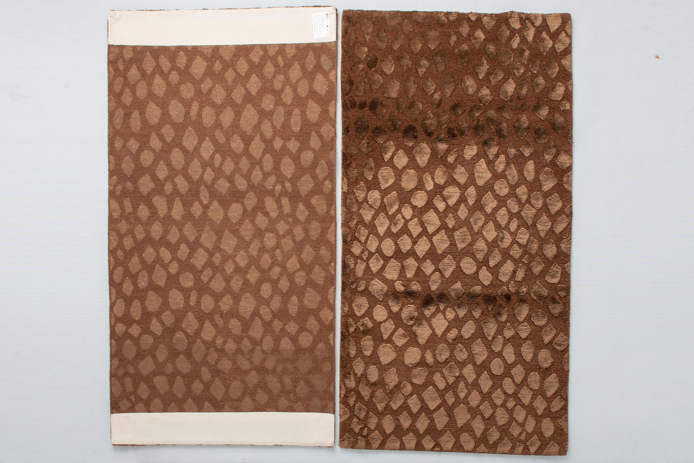 Rare paire de tapis népalais, fond brun avec petits motifs géométriques en soie. Sans bordure. 
 L'effet des lignes sur la photo est donné uniquement par le reflet de la soie dans le tapis plié.
Magazine nr. 1261 -
    
