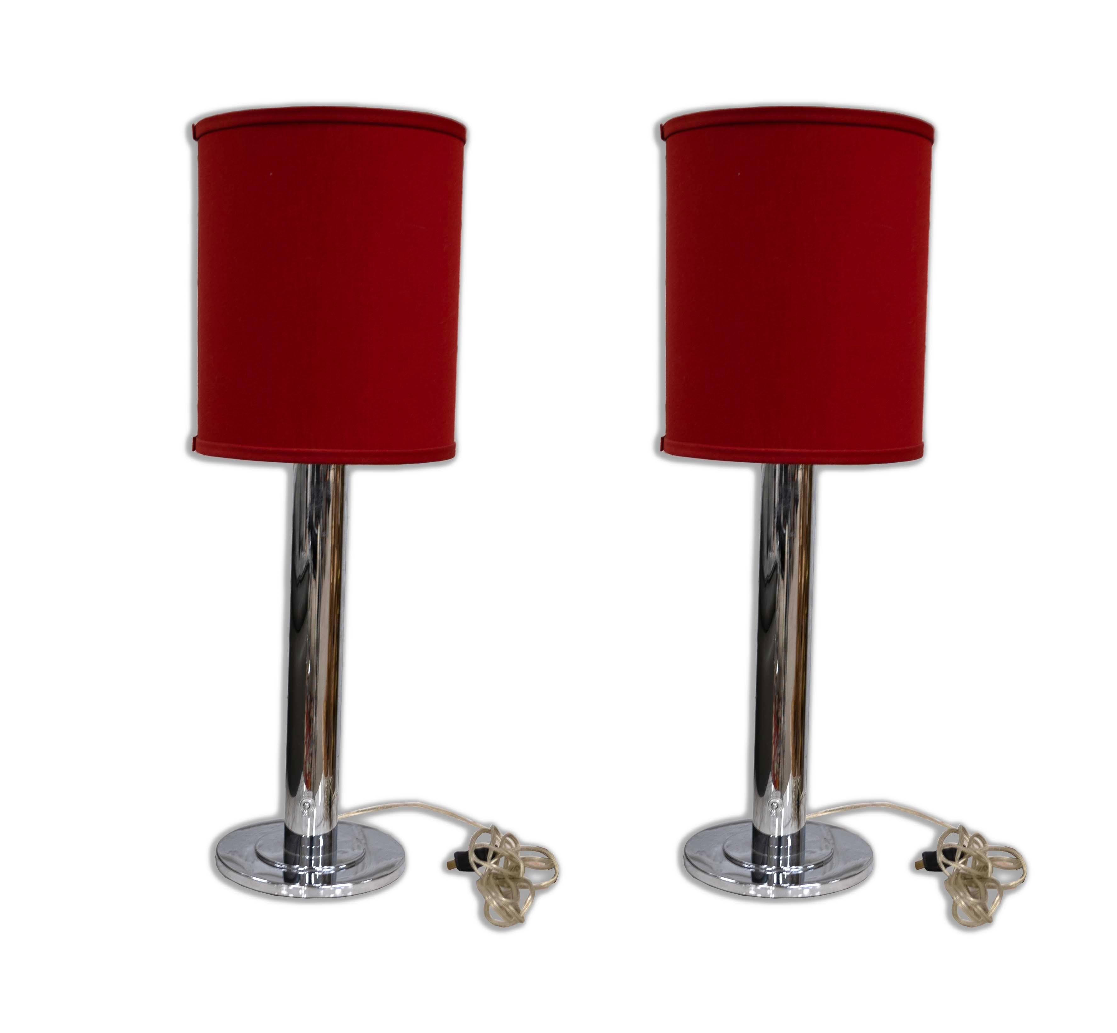 Dieses Paar verchromter NESSEN LIGHTING Tischlampen mit roten Schirmen ist schick und lebendig und belebt jedes moderne Interieur. Mit ihren schlanken, verchromten Stielen, die auf prächtige rote Schirme treffen, sind diese Lampen eine auffallende