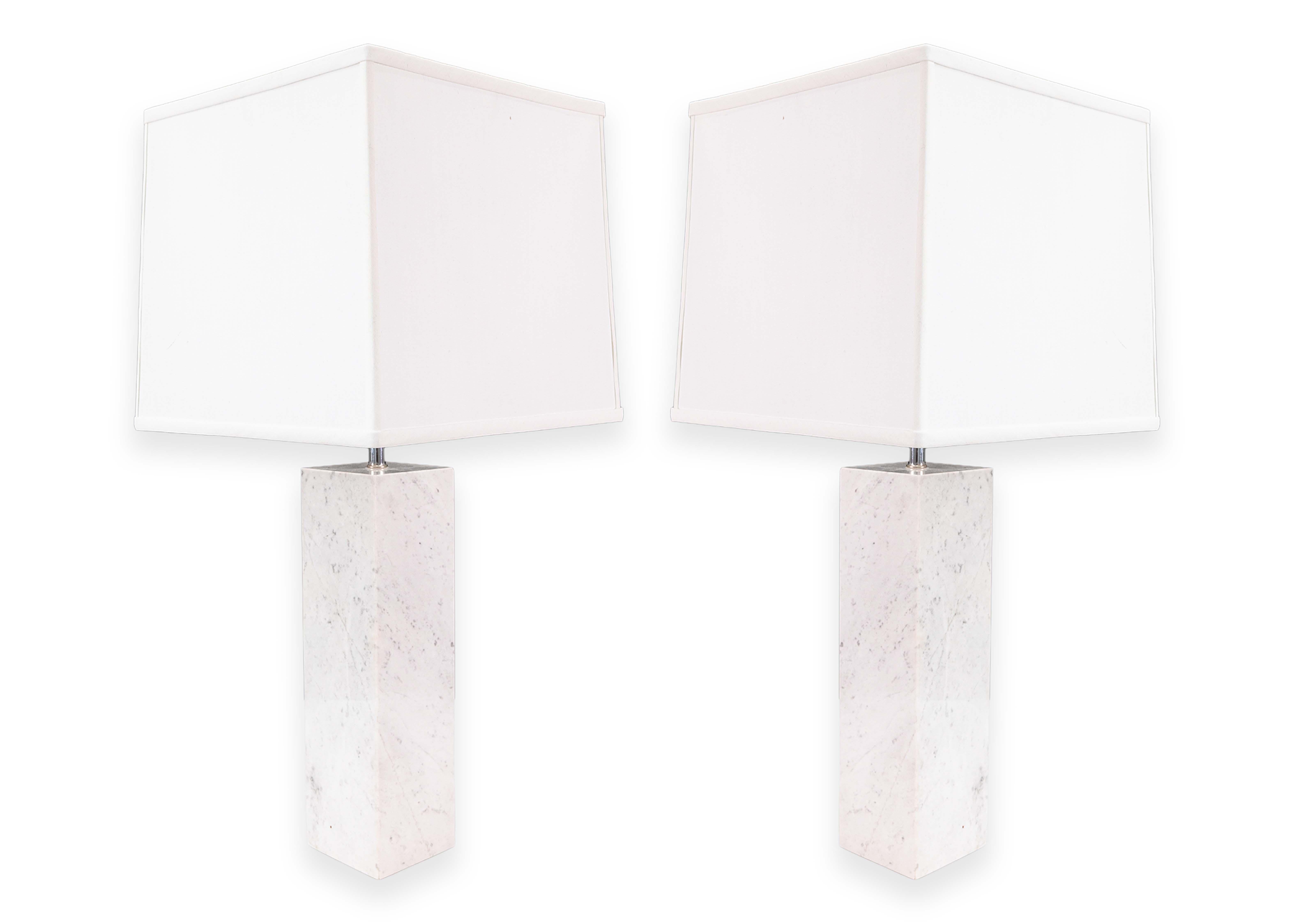 Paire de lampes de table en marbre blanc et chrome de style Nessen en vente 4