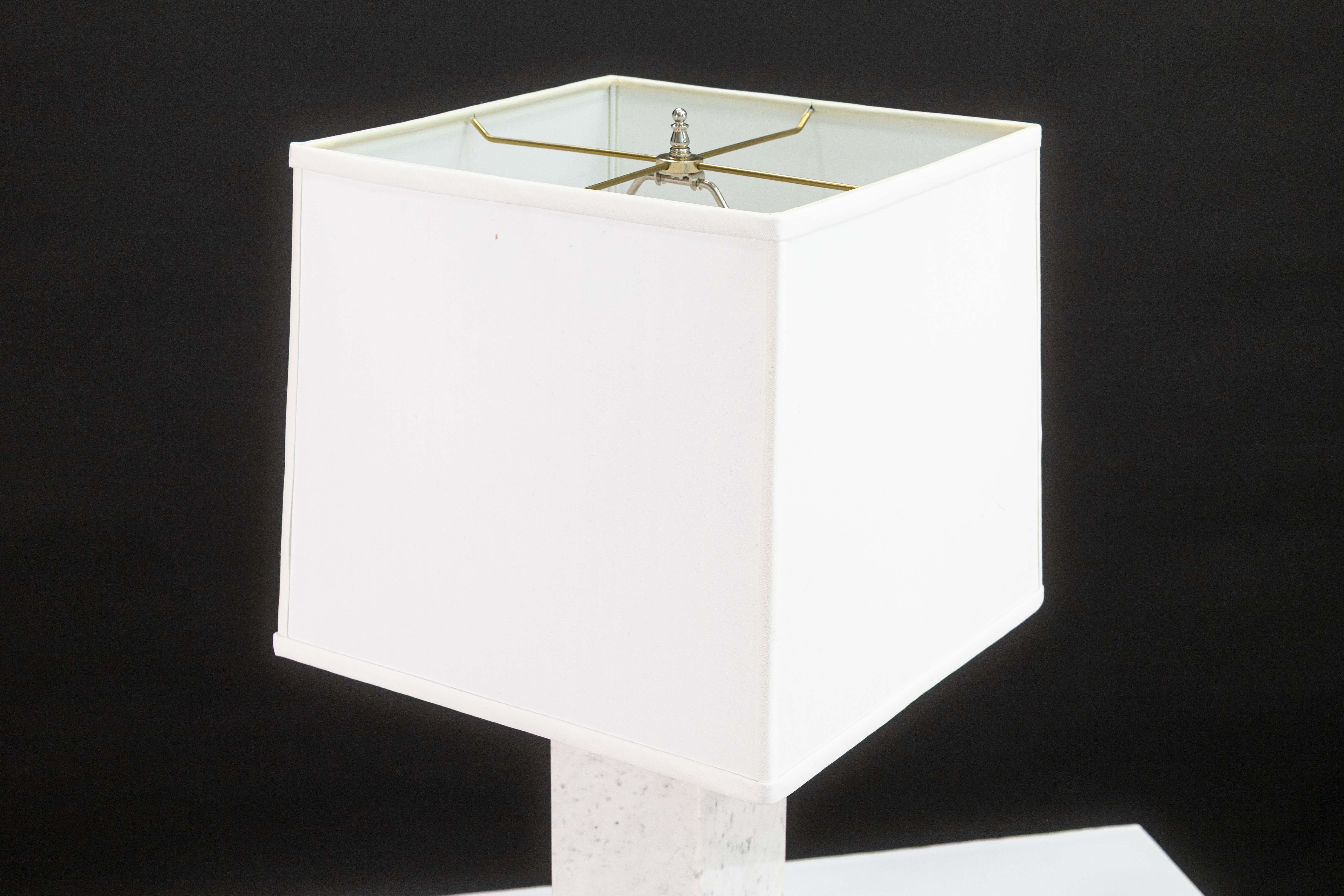 Paire de lampes de table de style Nessen. Ce magnifique ensemble de lampes de table modernes est composé d'une base en marbre chic, de ferrures en chrome poli et d'abat-jour en tissu carré. Chaque lampe est en très bon état. Ils mesurent chacun 26,5