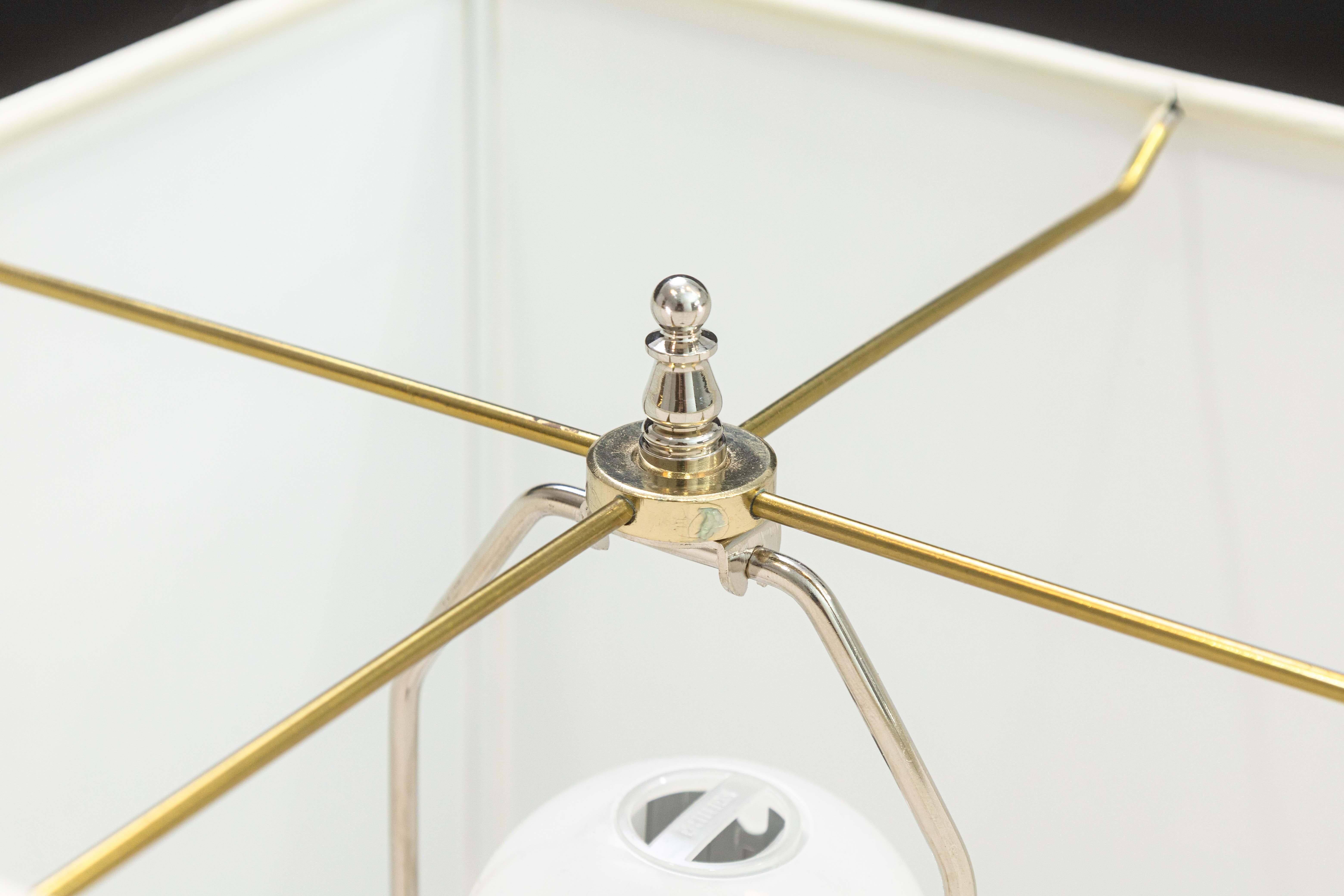 Inconnu Paire de lampes de table en marbre blanc et chrome de style Nessen en vente