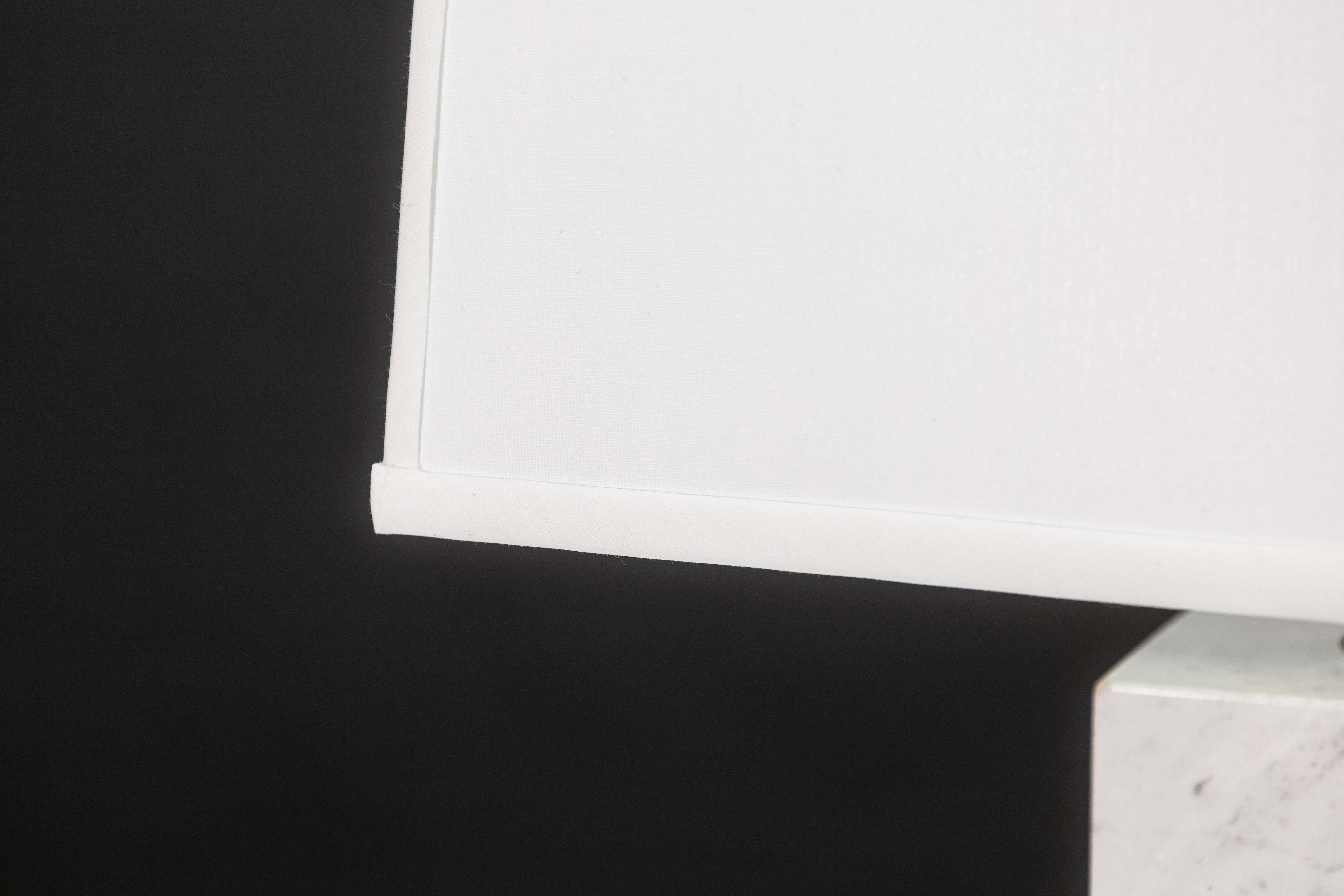 Paire de lampes de table en marbre blanc et chrome de style Nessen Bon état - En vente à Keego Harbor, MI