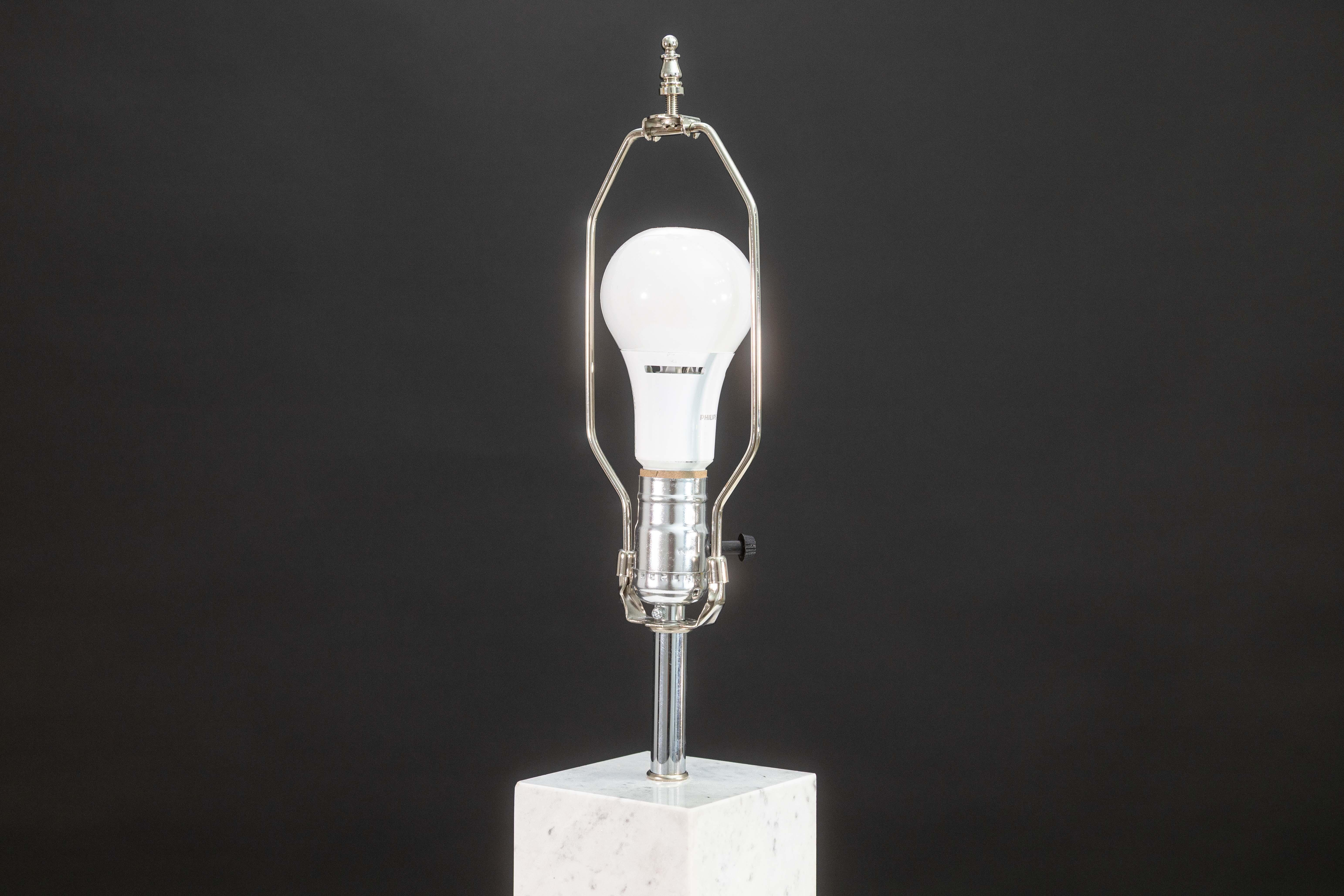 20ième siècle Paire de lampes de table en marbre blanc et chrome de style Nessen en vente