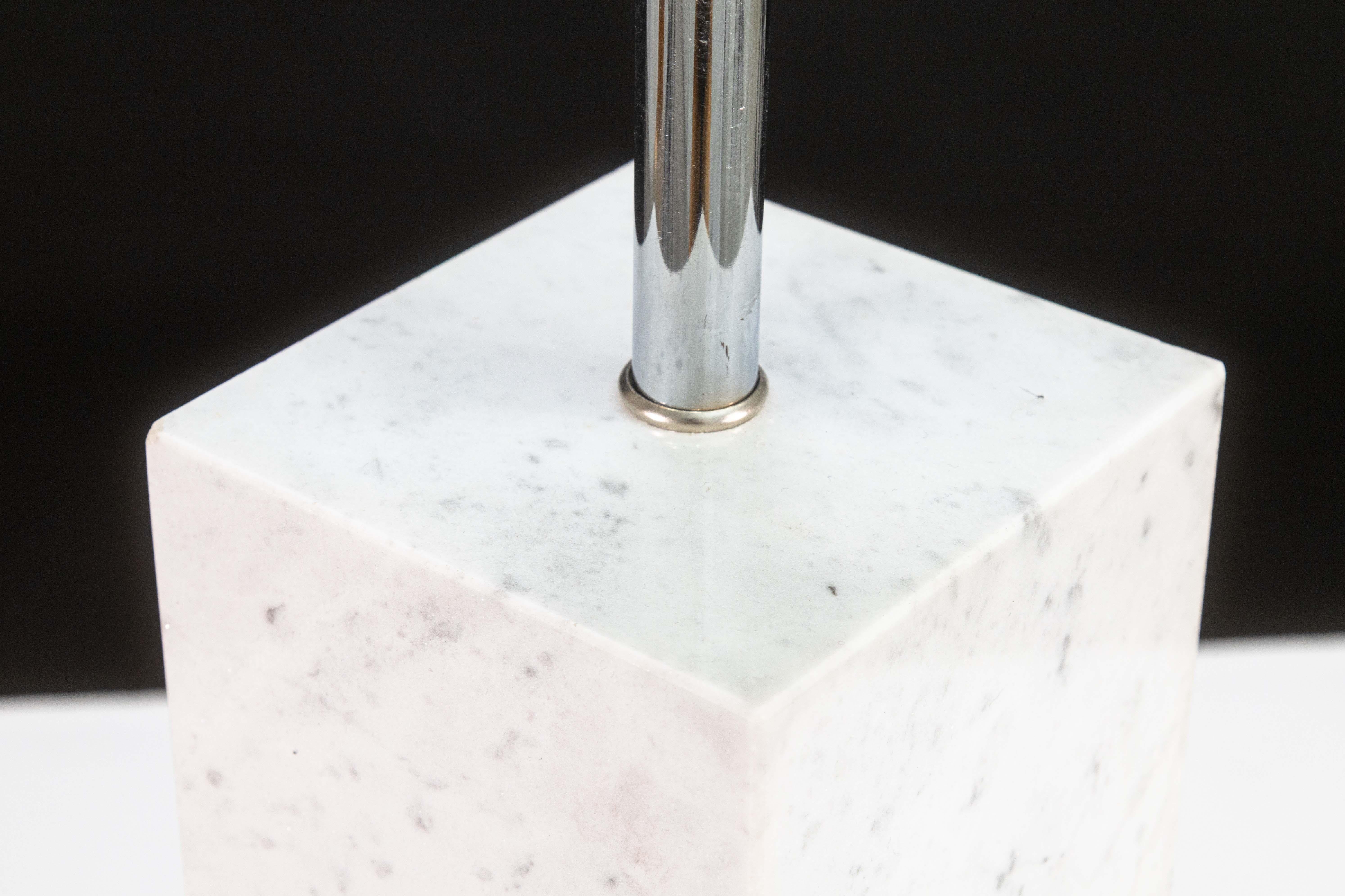 Chrome Paire de lampes de table en marbre blanc et chrome de style Nessen en vente