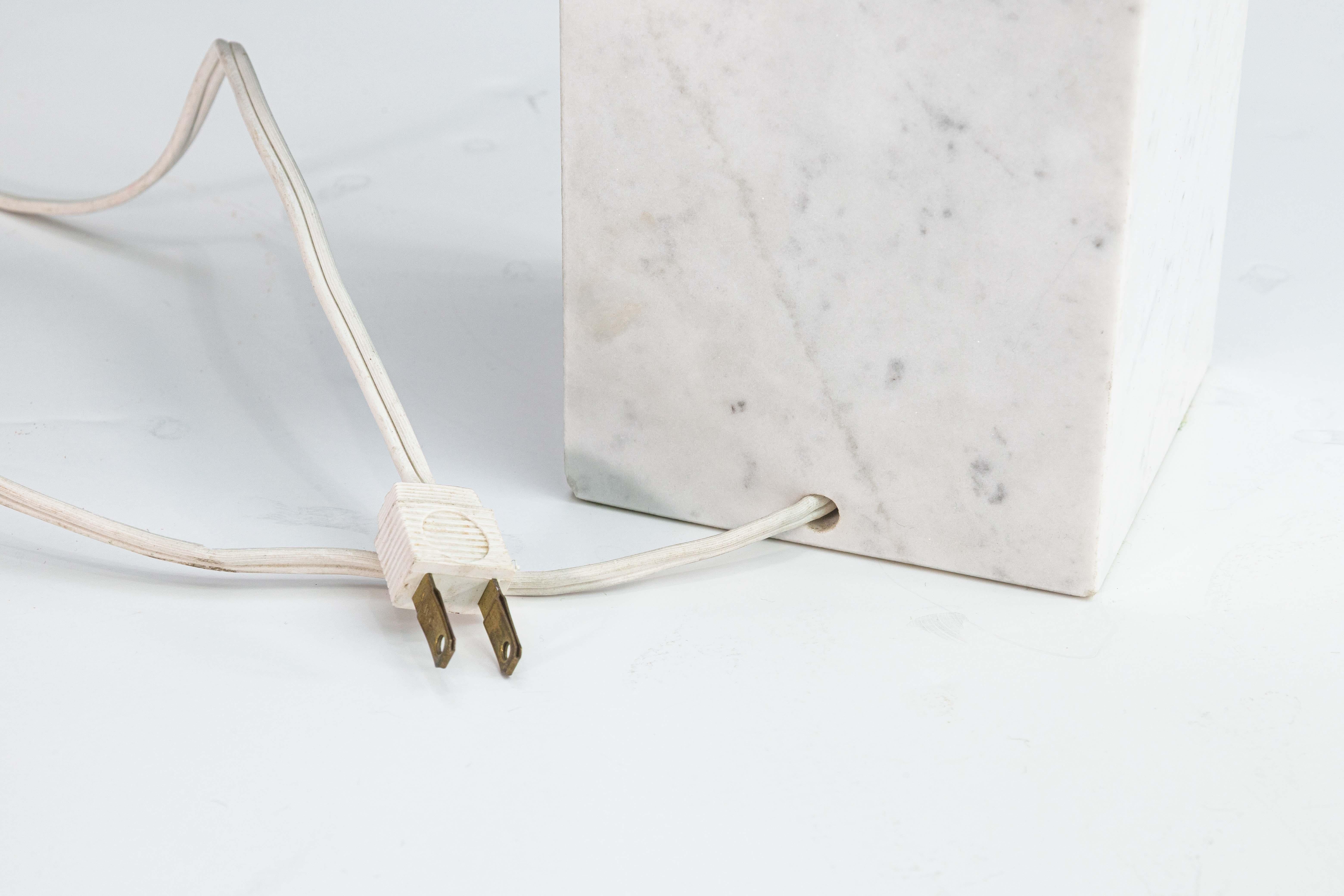 Paire de lampes de table en marbre blanc et chrome de style Nessen en vente 2