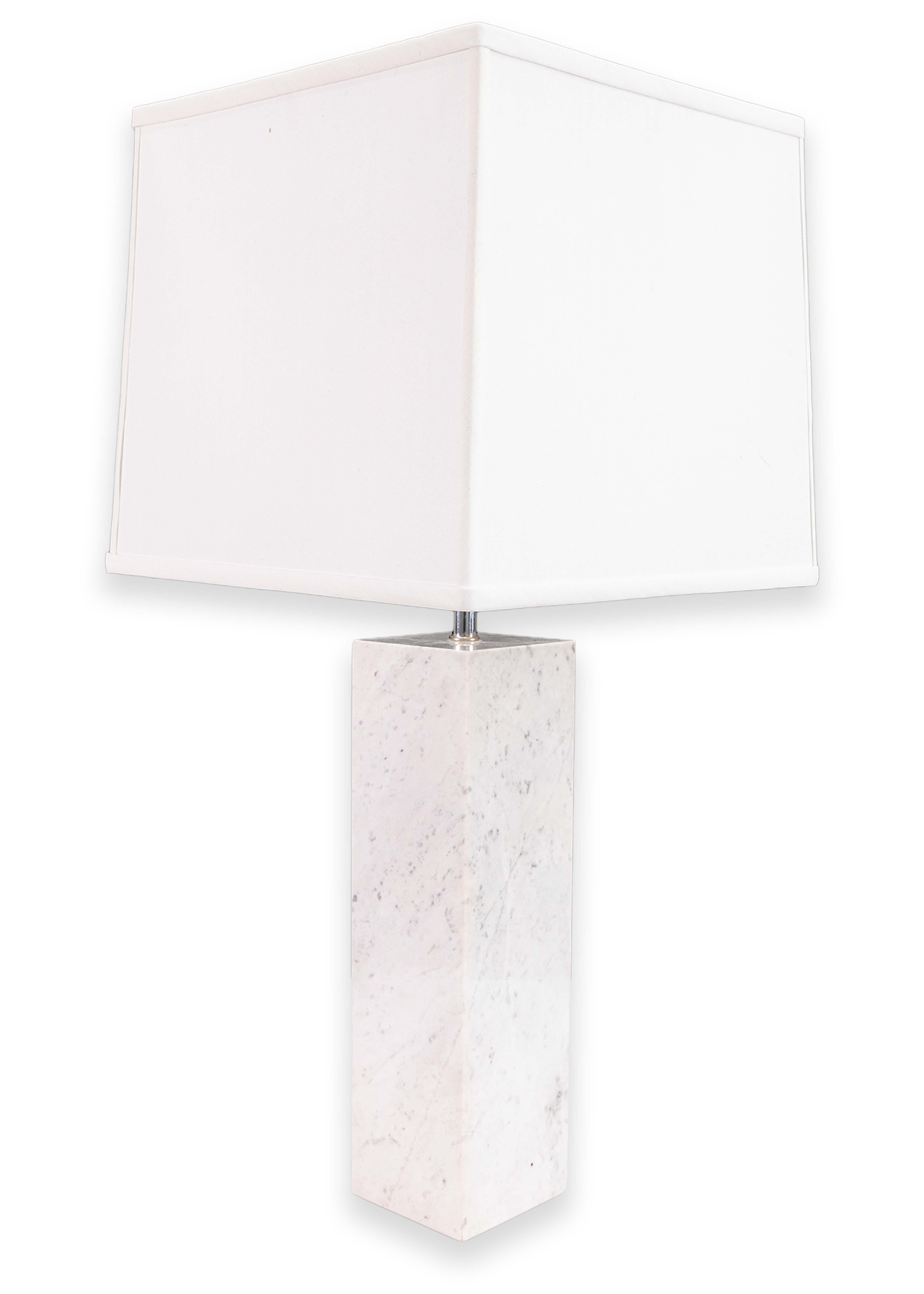 Paire de lampes de table en marbre blanc et chrome de style Nessen en vente 3