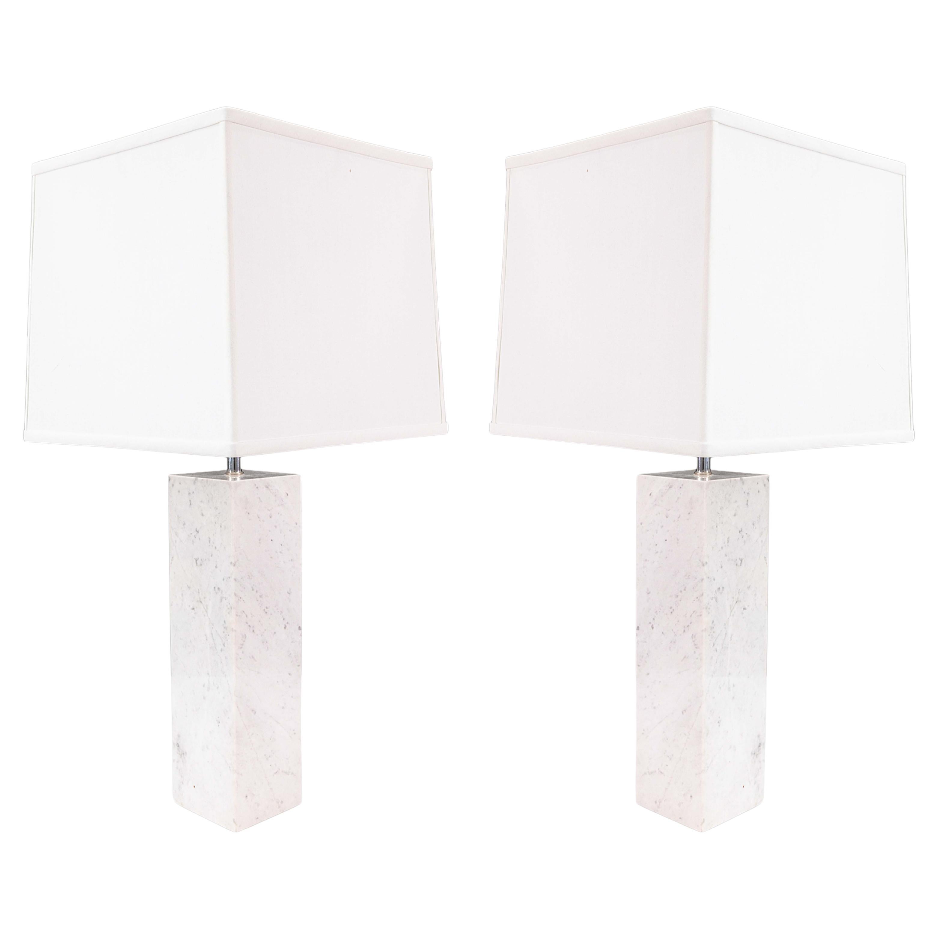Paire de lampes de table en marbre blanc et chrome de style Nessen en vente