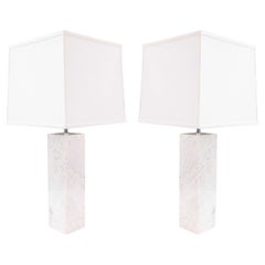 Paire de lampes de table en marbre blanc et chrome de style Nessen