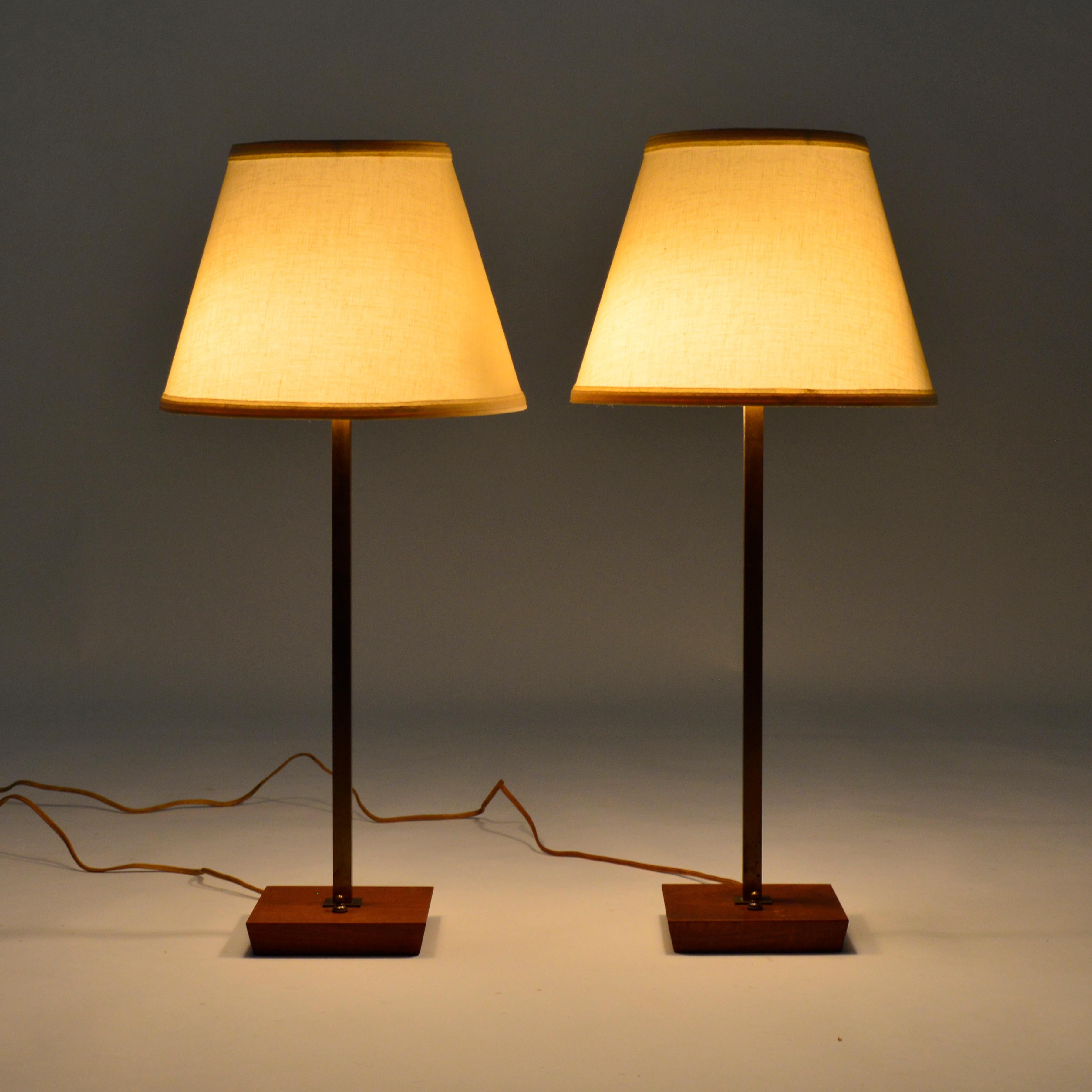 Mid-Century Modern Pair of Nessen Table Lamps in Brass and Walnut For Sale