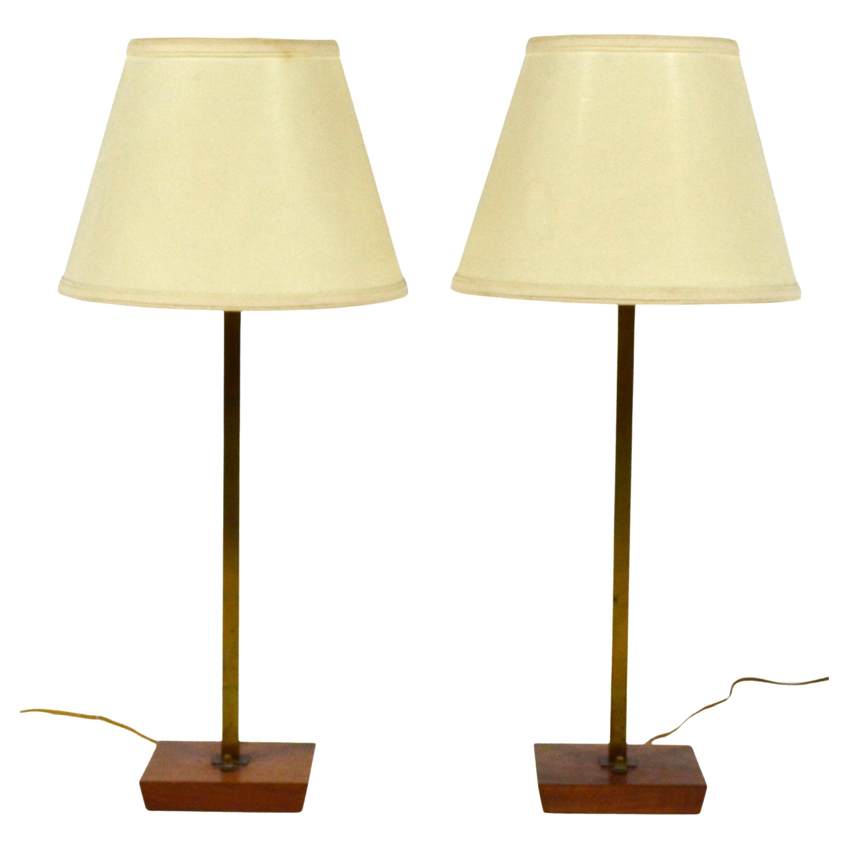 Paar Nessen Tischlampen aus Messing und Nussbaum