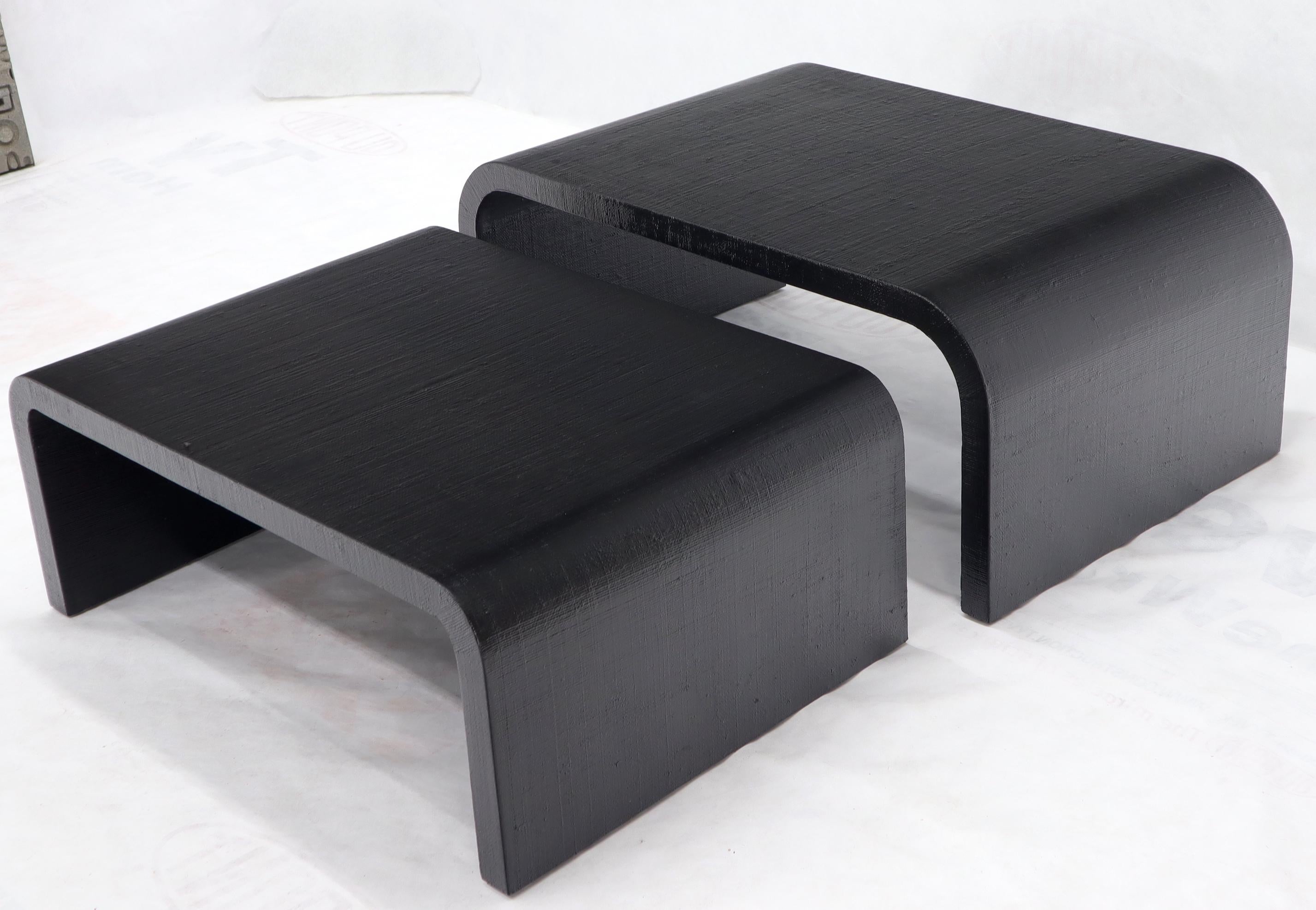 Mid-Century Modern Paire de tables basses gigognes en forme de C enveloppées de tissu raphia en vente