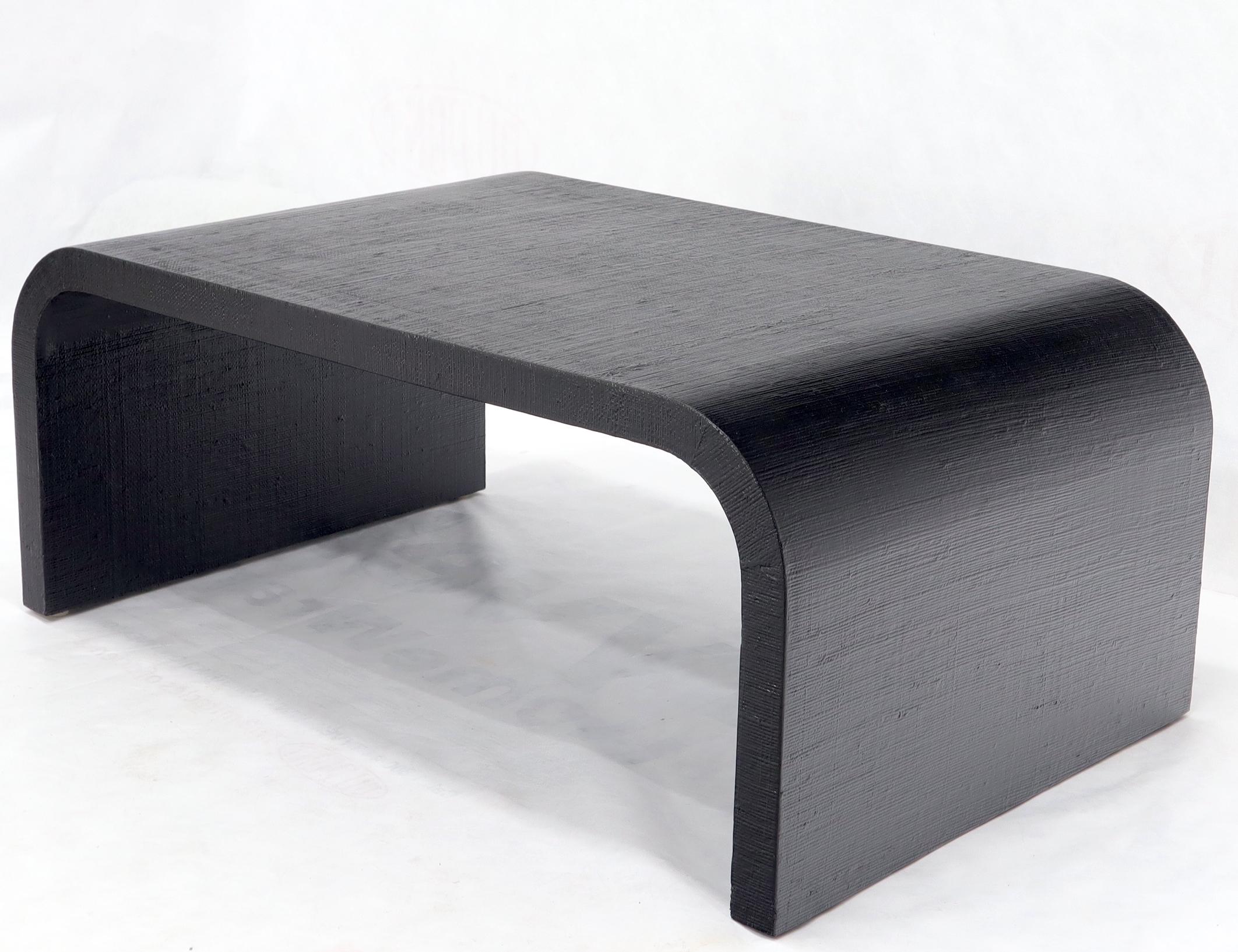 20ième siècle Paire de tables basses gigognes en forme de C enveloppées de tissu raphia en vente