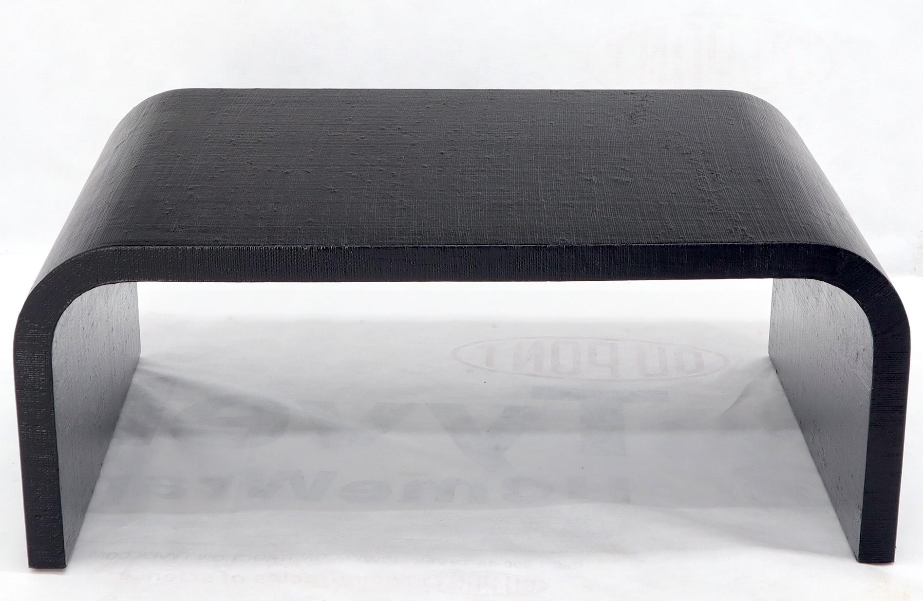 Toile de ramie Paire de tables basses gigognes en forme de C enveloppées de tissu raphia en vente