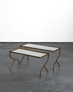 Coppia di tavolini da caffè nidificanti in ferro dorato e vetro