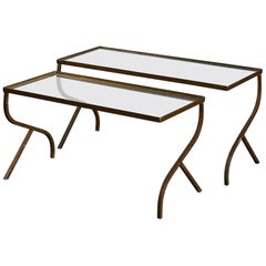 Coppia di tavolini da caffè nidificanti in ferro dorato e vetro