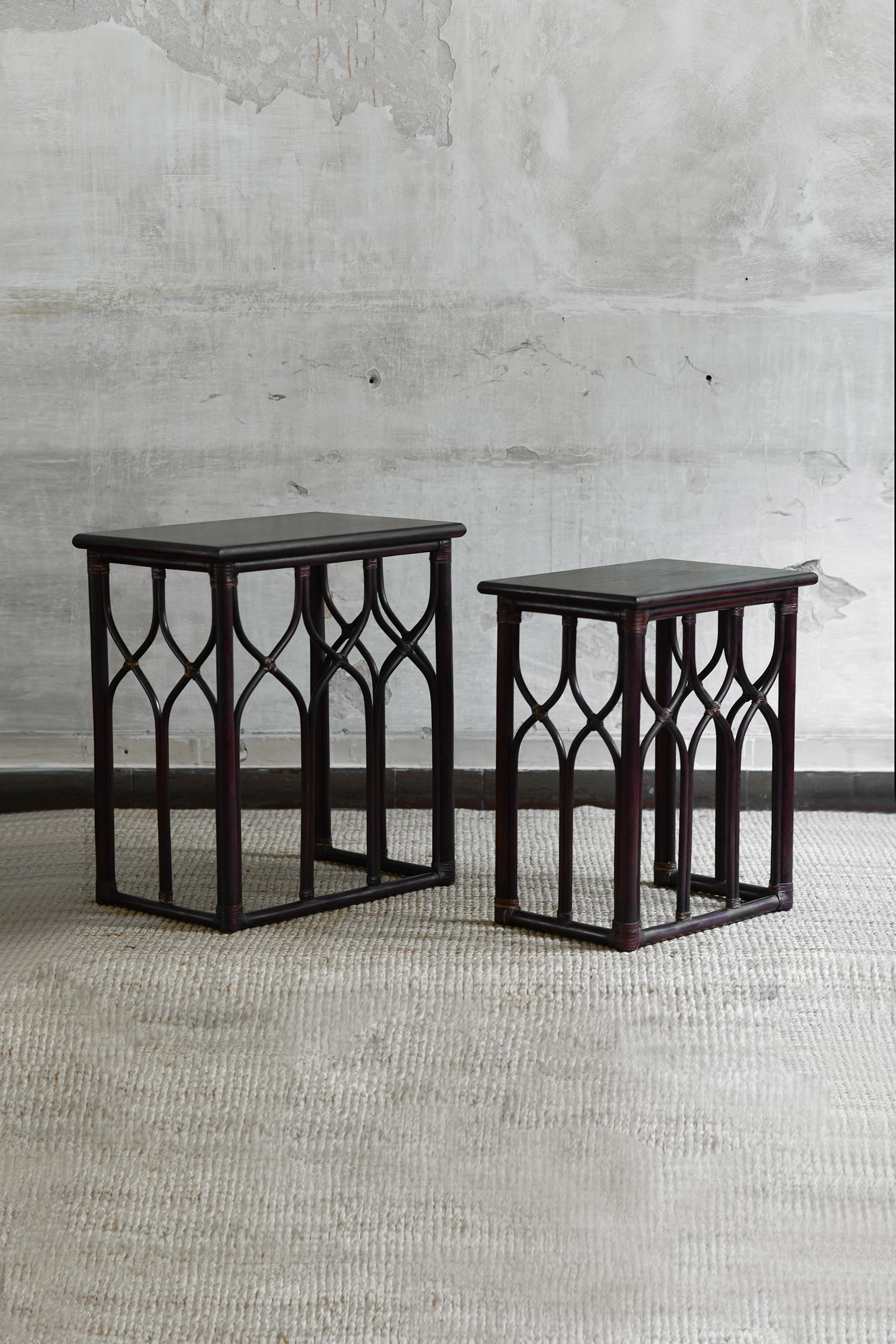 Pair of nesting side tables in bent bamboo – Lyda Levi for Mcguire San Francisco 1970
Product Details
With leather bindings and a dark-finished wooden top.
Dimensions of small table: 54 W × 65 H x 39 D cm
Dimensions of large table: 64 W × 72 H x 43