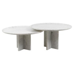 Ein Paar Nisttische aus Carrara-Marmor. Zeitgenössisch.