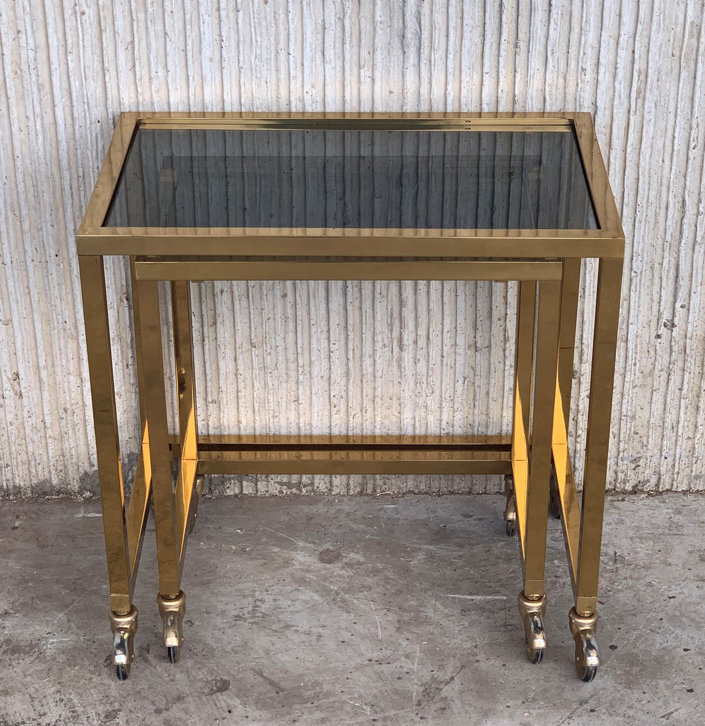 Pair of Nesting Tables Italian Design 1970 in Brass with Smoked Glass and Wheels In Good Condition For Sale In Miami, FL