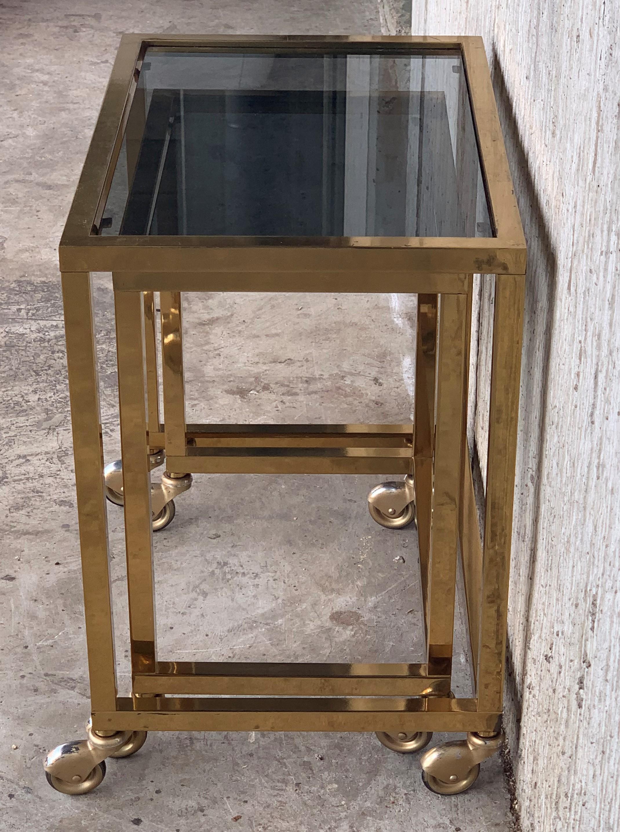 Pair of Nesting Tables Italian Design 1970 in Brass with Smoked Glass and Wheels For Sale 4