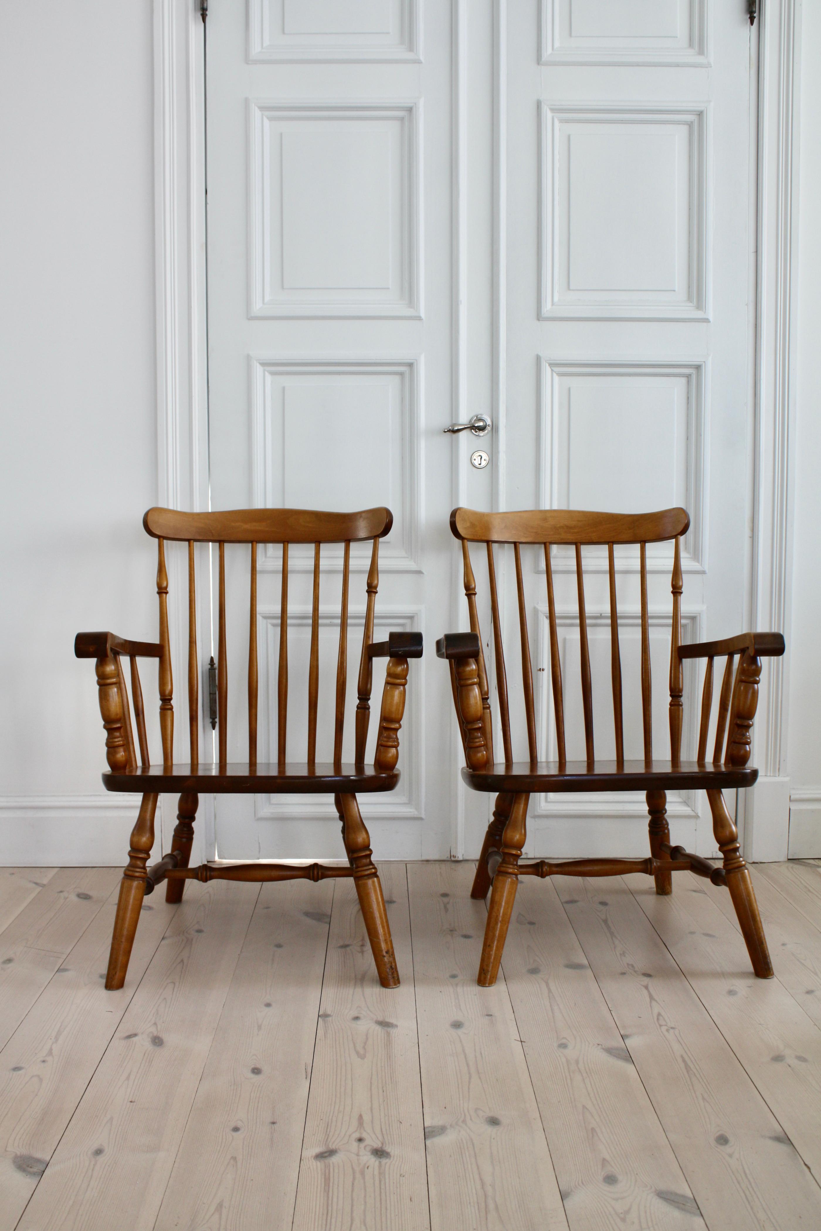 Coppia di due bellissime sedie scandinave in legno, NESTO, Model I10, della Nässjö Stolsfabrik, risalenti agli anni '60.

Queste sedie lounge sono in betulla tinta marrone scuro, con gambe tornite, schienale a fuso e schienale alto. Bellissimi e