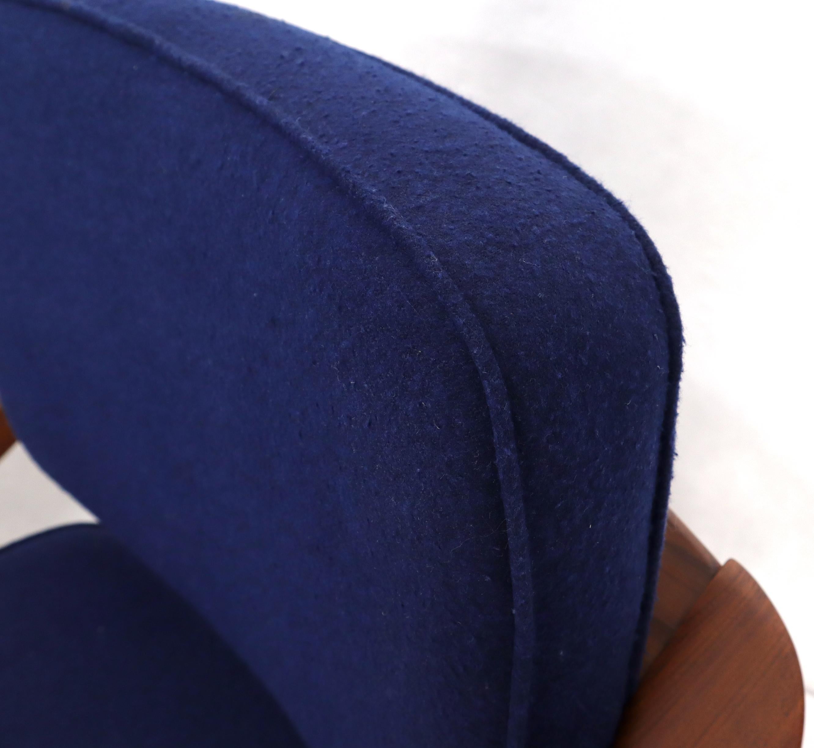 Zwei neue blaue dänische Sessel aus Teakholz mit Polsterung, Mid-Century Modern im Angebot 4