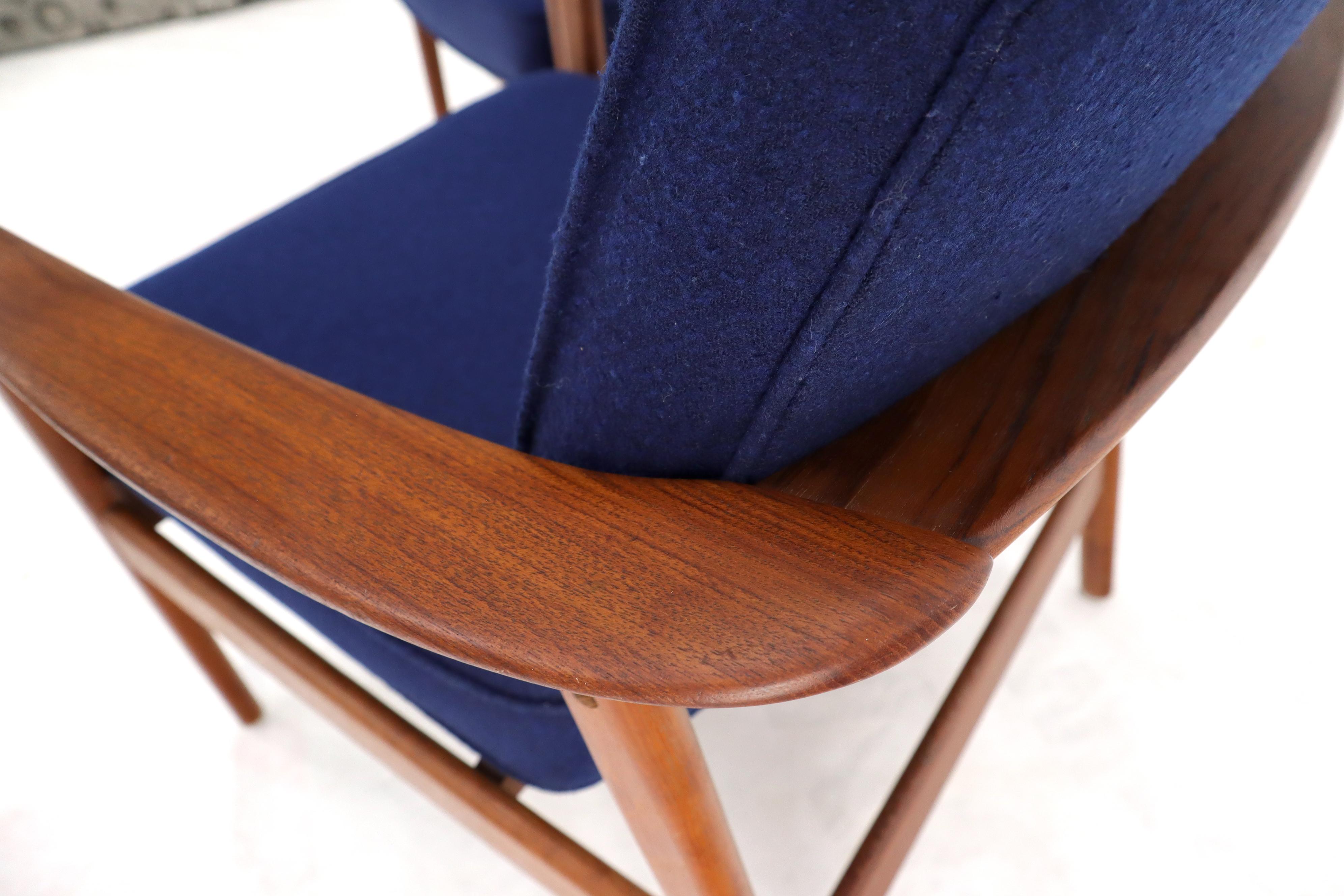 Zwei neue blaue dänische Sessel aus Teakholz mit Polsterung, Mid-Century Modern (Moderne der Mitte des Jahrhunderts) im Angebot