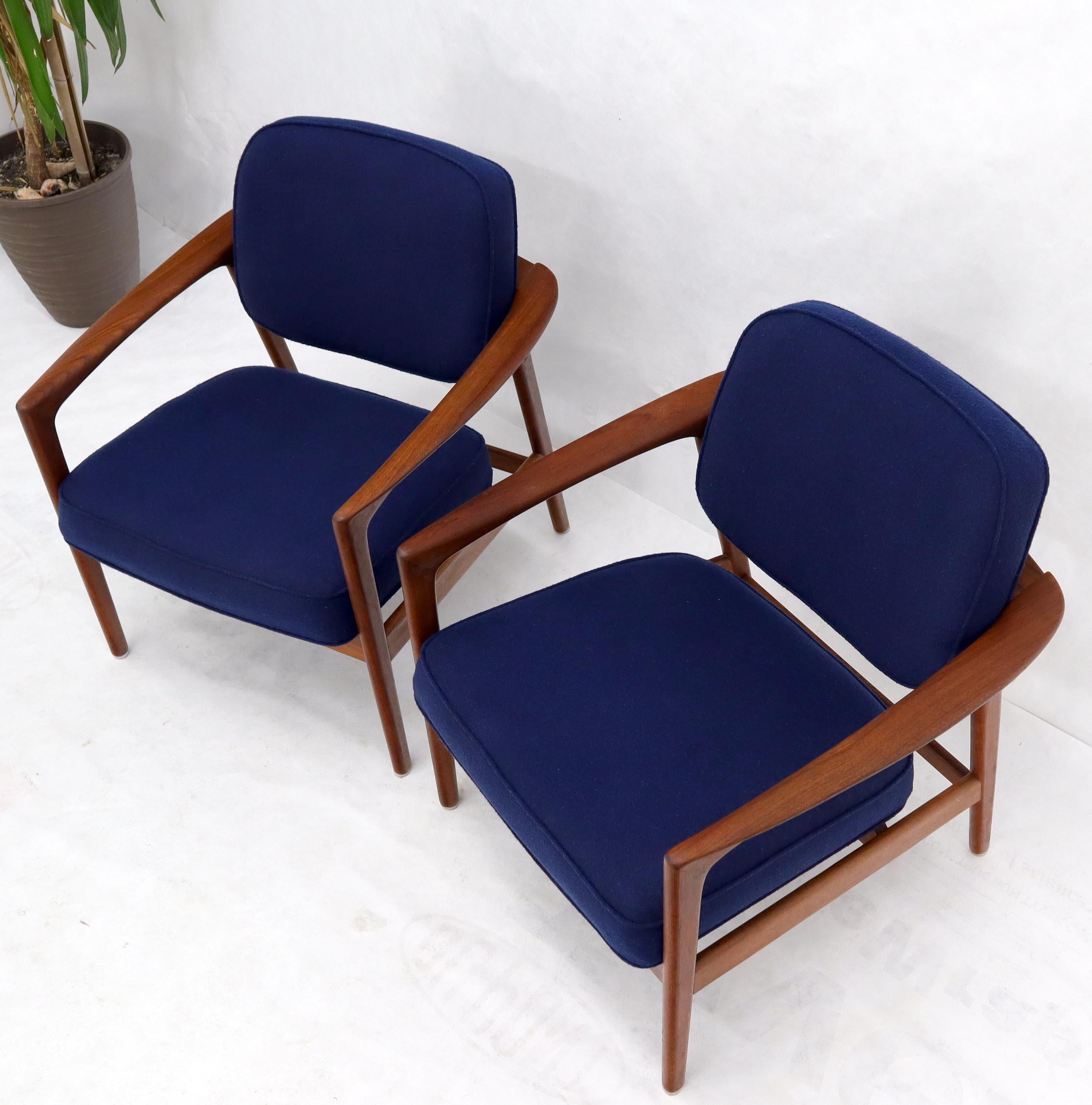 Laccato Coppia di nuove sedie da salotto a braccio in teak con tappezzeria blu, danese, della metà del secolo scorso in vendita