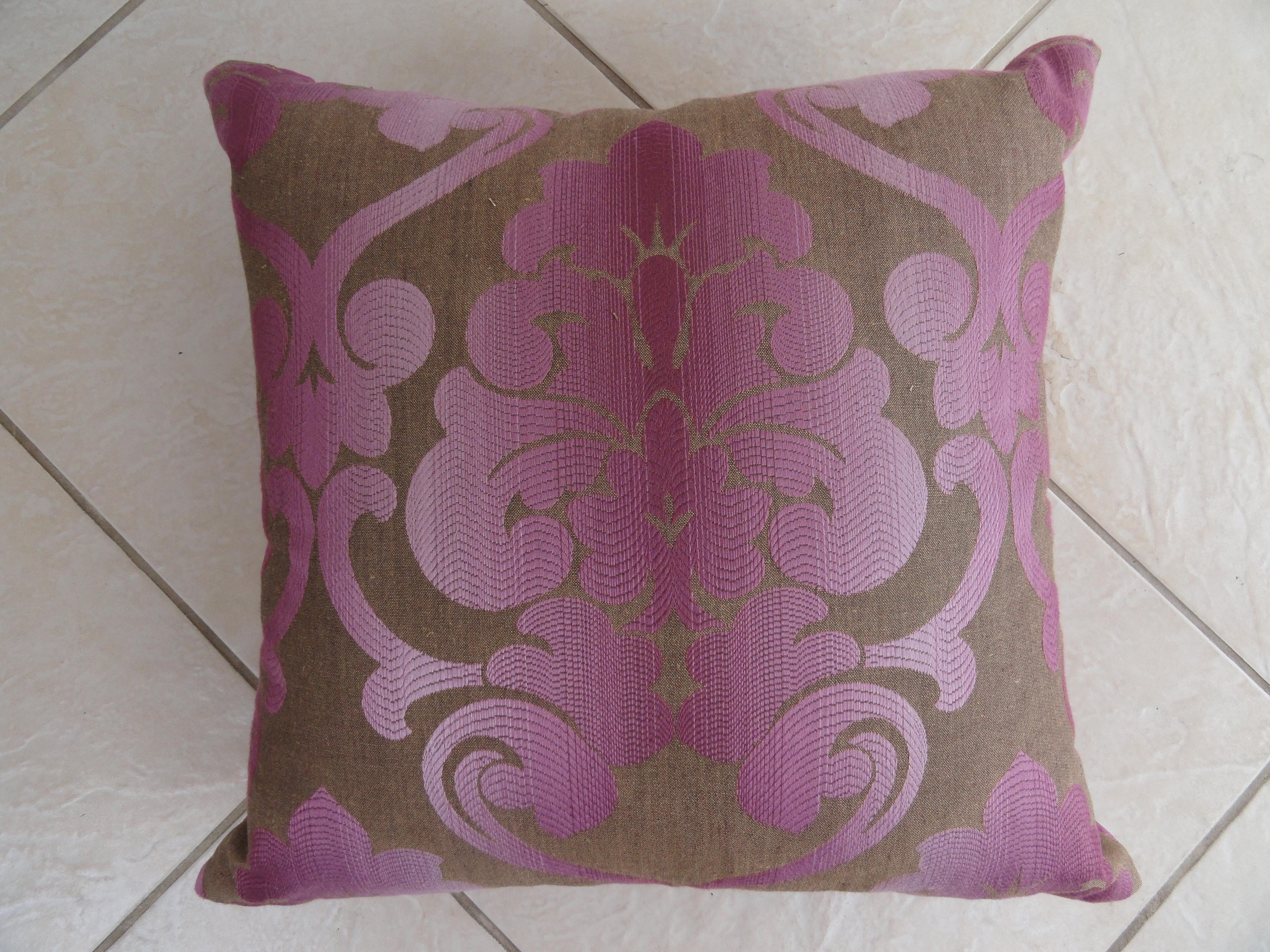 Pair of New Brocade Custom Pillows In Excellent Condition For Sale In West Palm Beach, FL